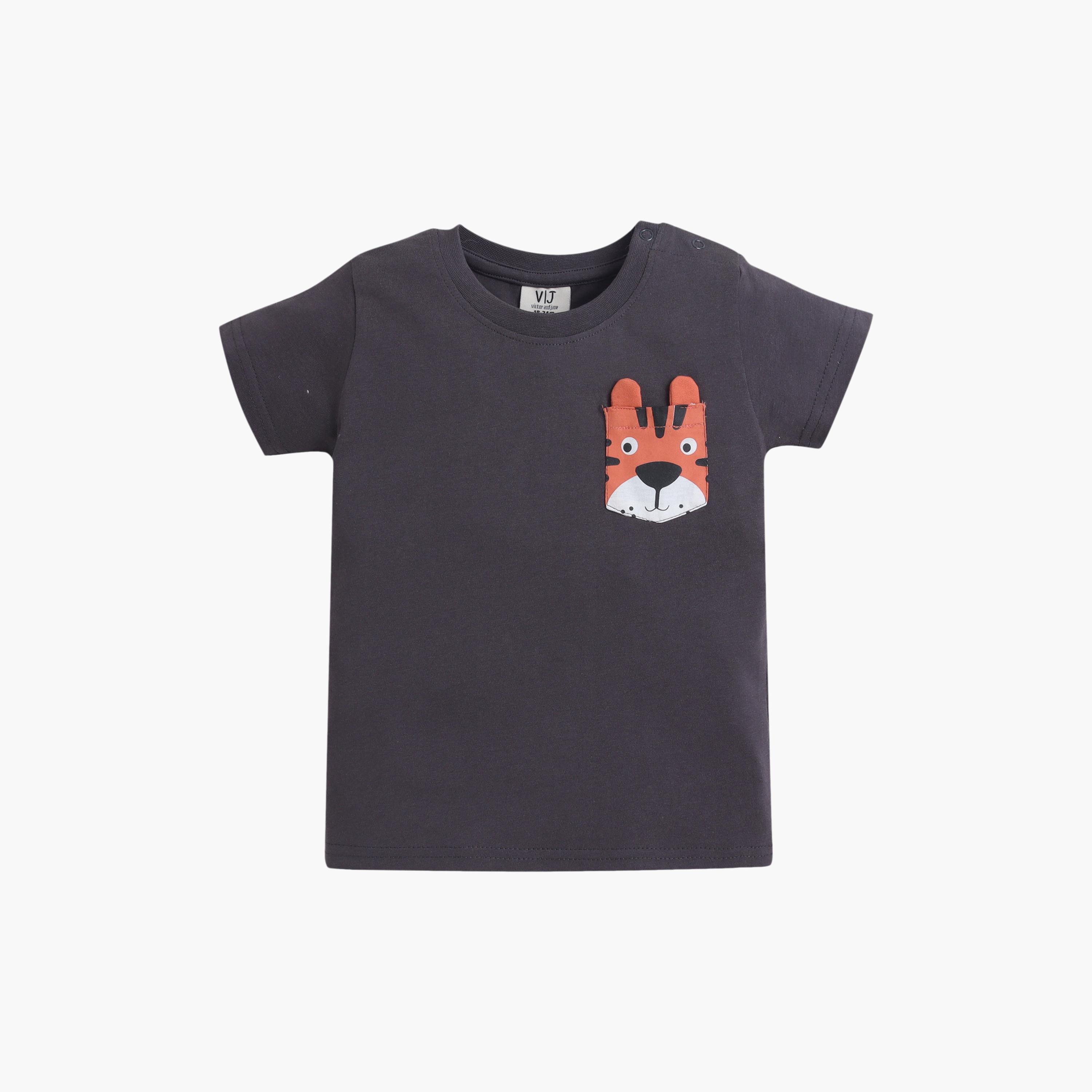 طقم مكون من 4 قطع: تي شيرتات بأكمام قصيرة ورسومات، وبنطلون مع شورت من فيكتور آند جين-boys-clothing-setsandcoords-image-12