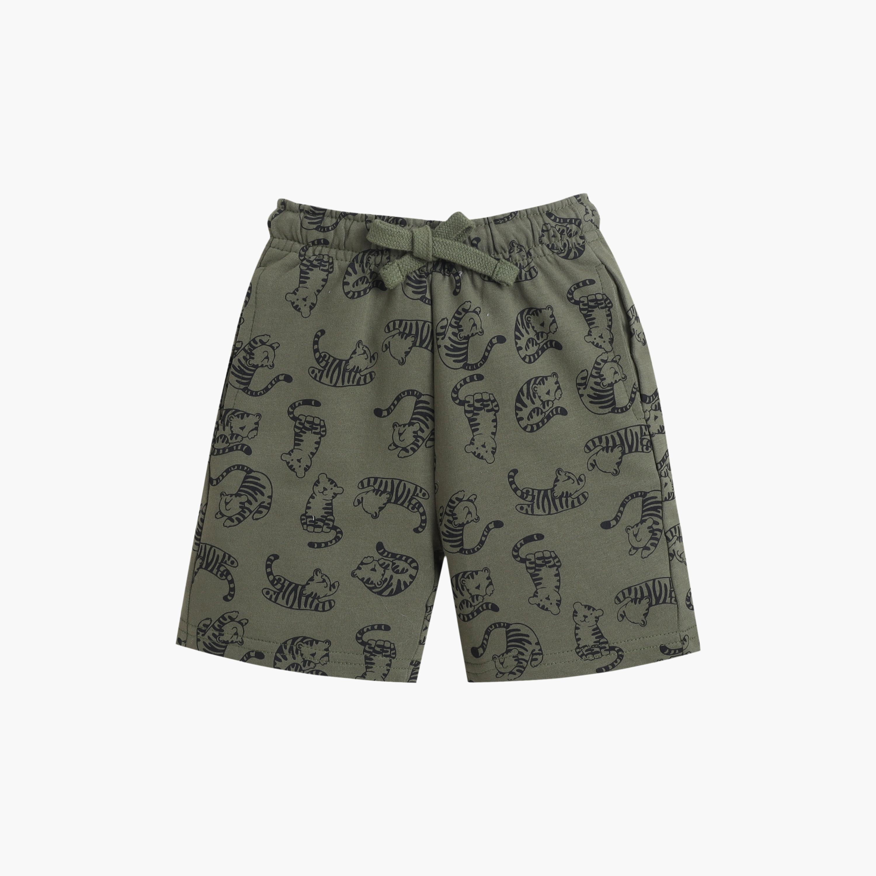 طقم مكون من 4 قطع: تي شيرتات بأكمام قصيرة ورسومات، وبنطلون مع شورت من فيكتور آند جين-boys-clothing-setsandcoords-image-13