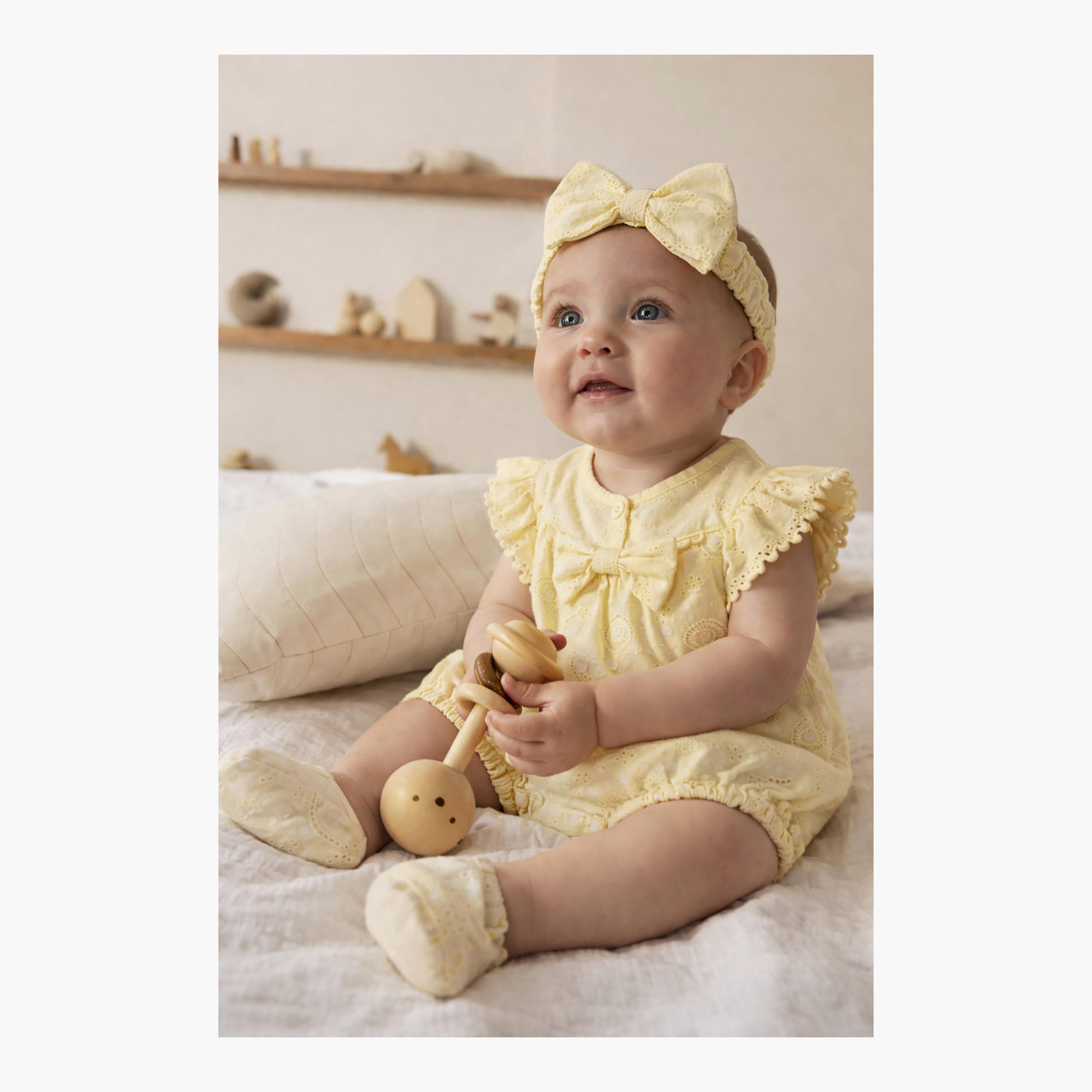 طقم رومبير قطن بتطريز مفرغ شكل قلوب مع عصبة رأس ونظارة شمسية من فيكتور آند جين-baby-girls-clothing-rompers-image-2