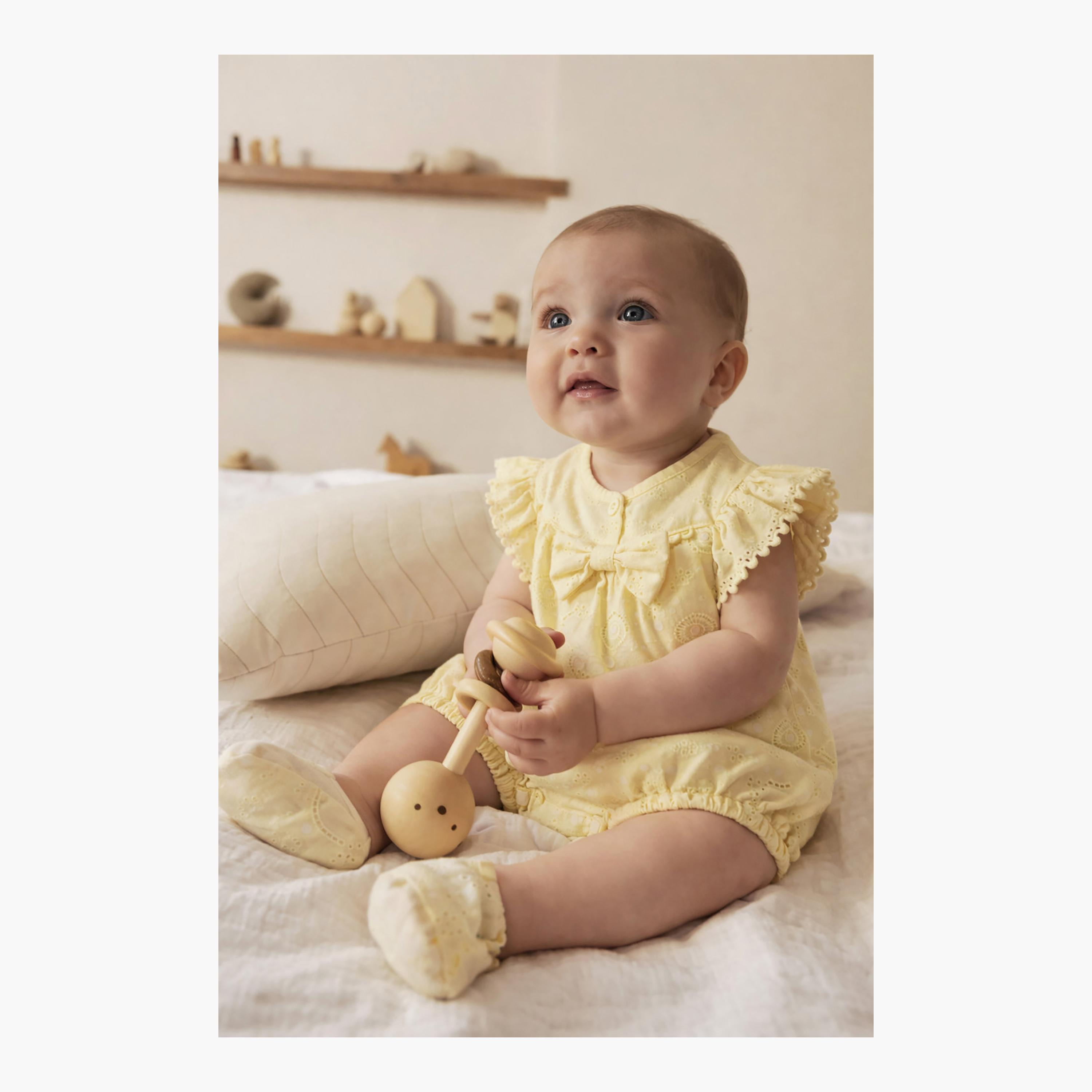 طقم رومبير قطن بتطريز مفرغ شكل قلوب مع عصبة رأس ونظارة شمسية من فيكتور آند جين-baby-girls-clothing-rompers-image-3