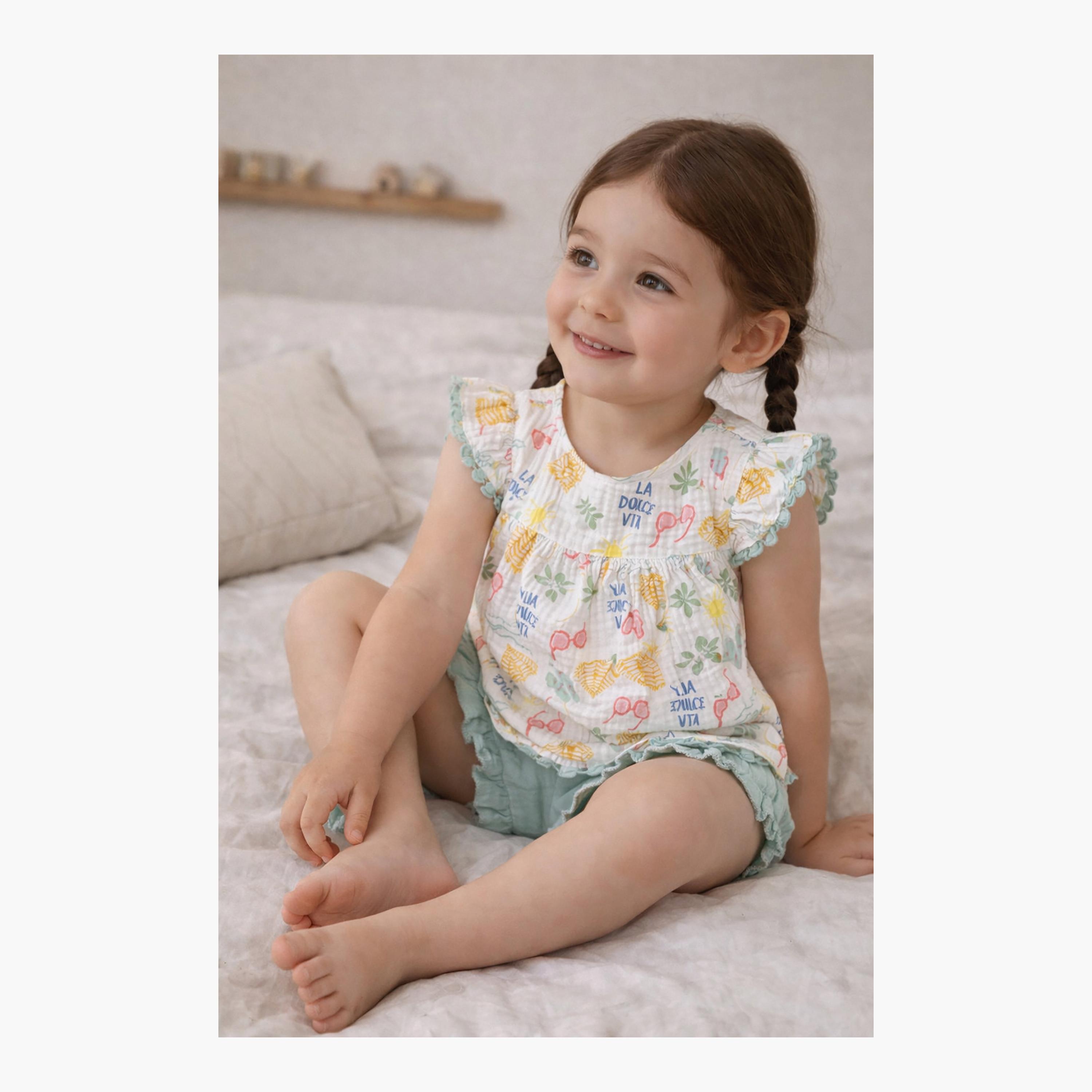 طقم بلوزة بأكمام رفرفة مطبوع وشورت بكشكشة من فيكتور آند جين-baby-girls-clothing-setsandcoords-image-3