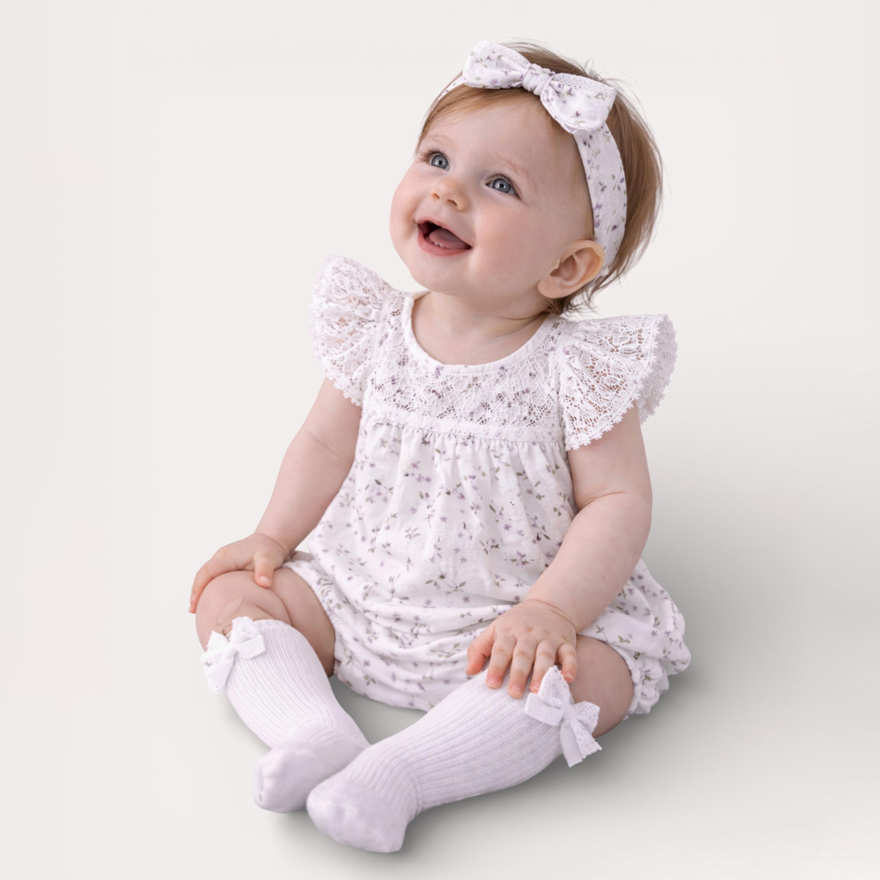 طقم رومبير بنقشة الزهور وأكمام قصيرة مكشكشة مع عصبة رأس وجوارب من فيكتور آند جين-baby-girls-clothing-rompers-image-2