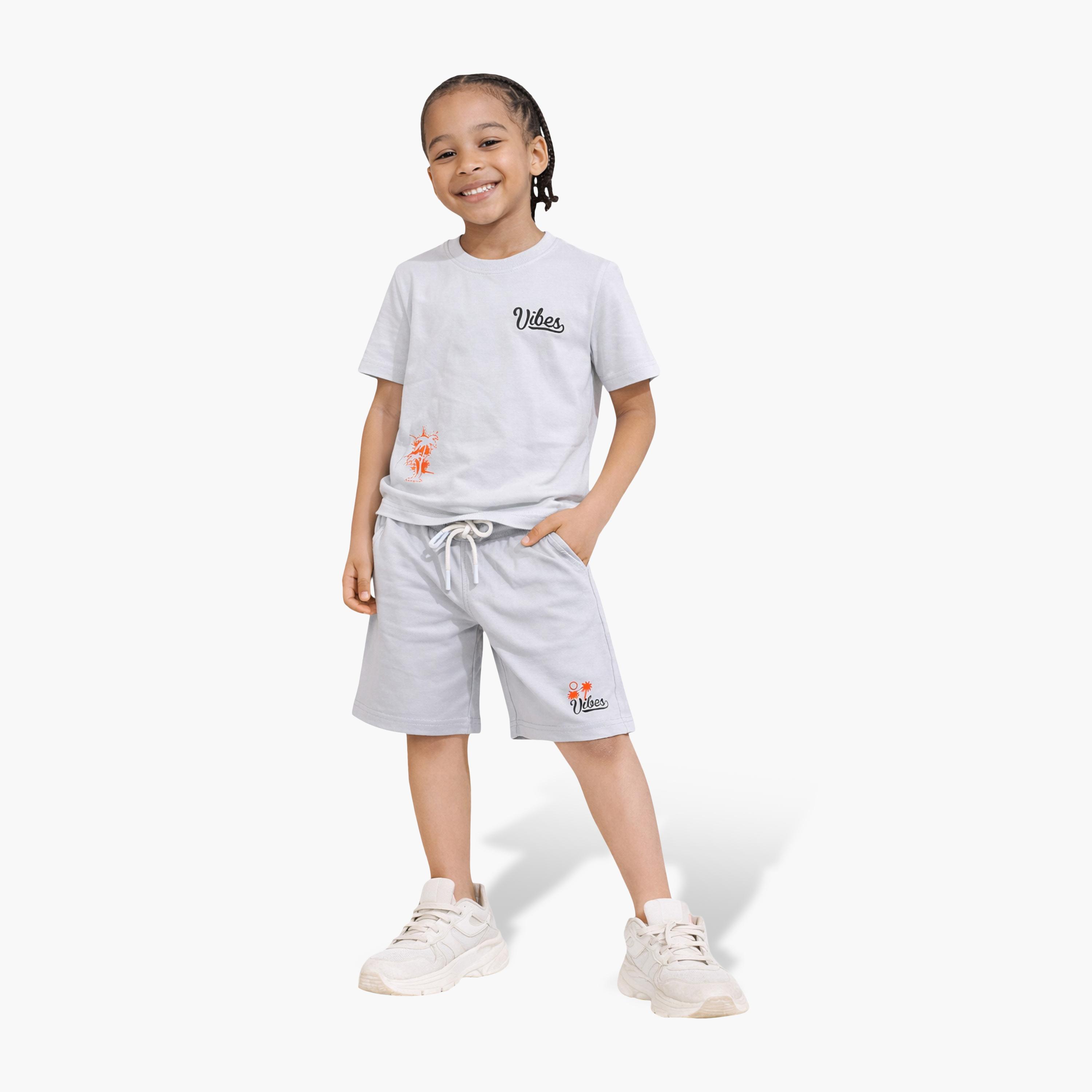 طقم تي شيرت مطبوع بكلمة "Vibes" وشورت أزرق فاتح من فيكتور آند جين-boys-clothing-setsandcoords-image-1
