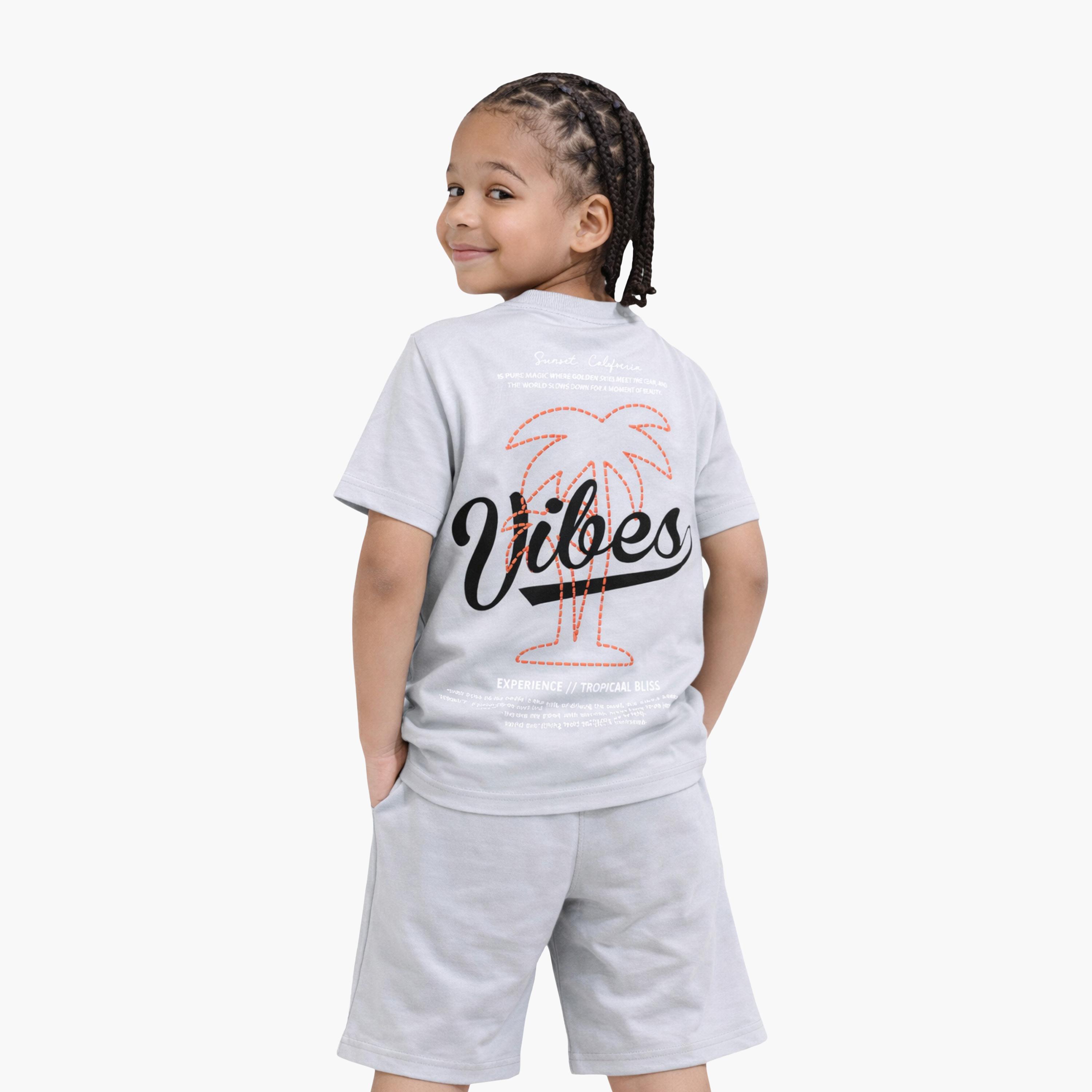 طقم تي شيرت مطبوع بكلمة "Vibes" وشورت أزرق فاتح من فيكتور آند جين-boys-clothing-setsandcoords-image-3