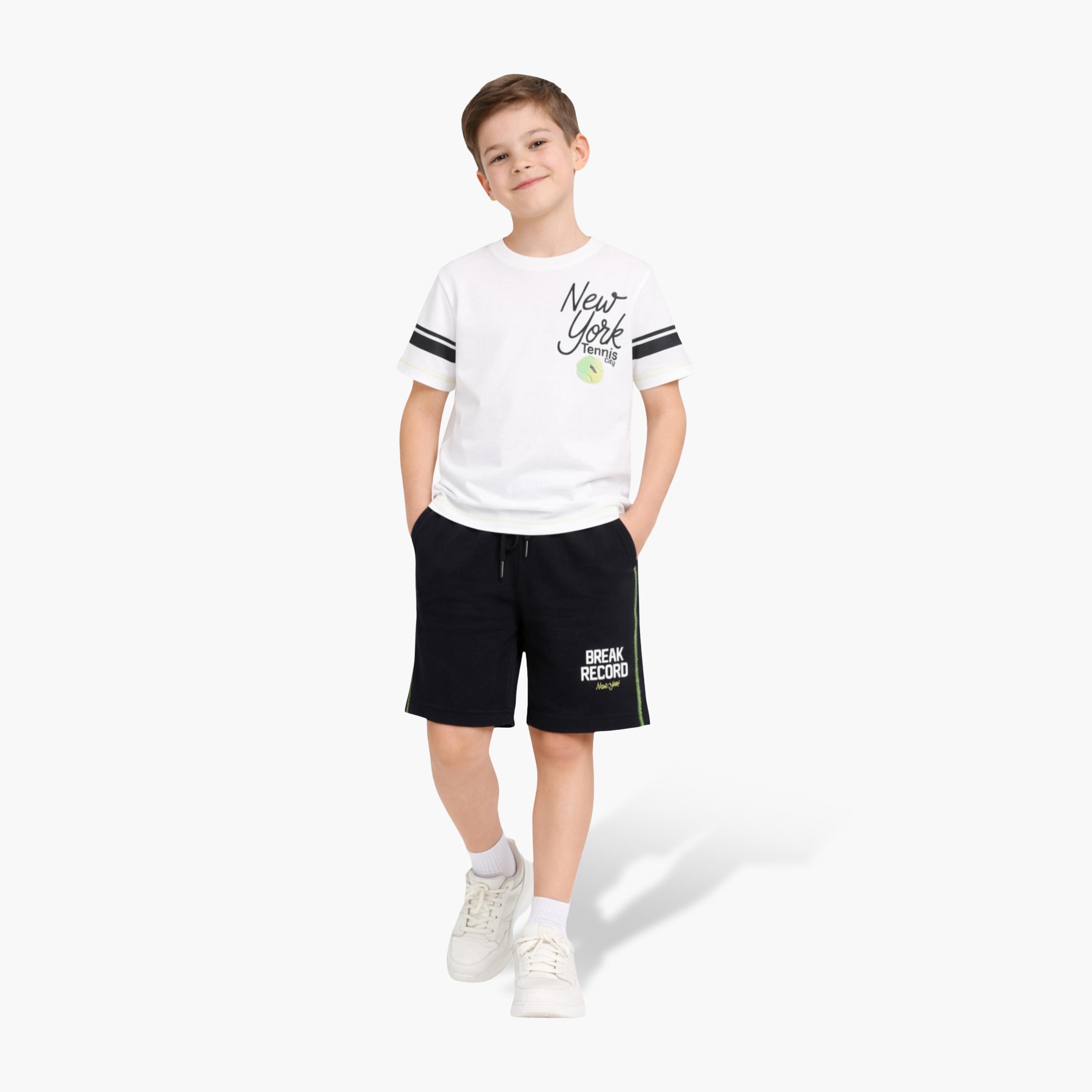 طقم تيشيرت بأكمام نصفية بطبعة نيويورك تينيس سيتي وشورت من فيكتور أند جين-boys-clothing-setsandcoords-image-1