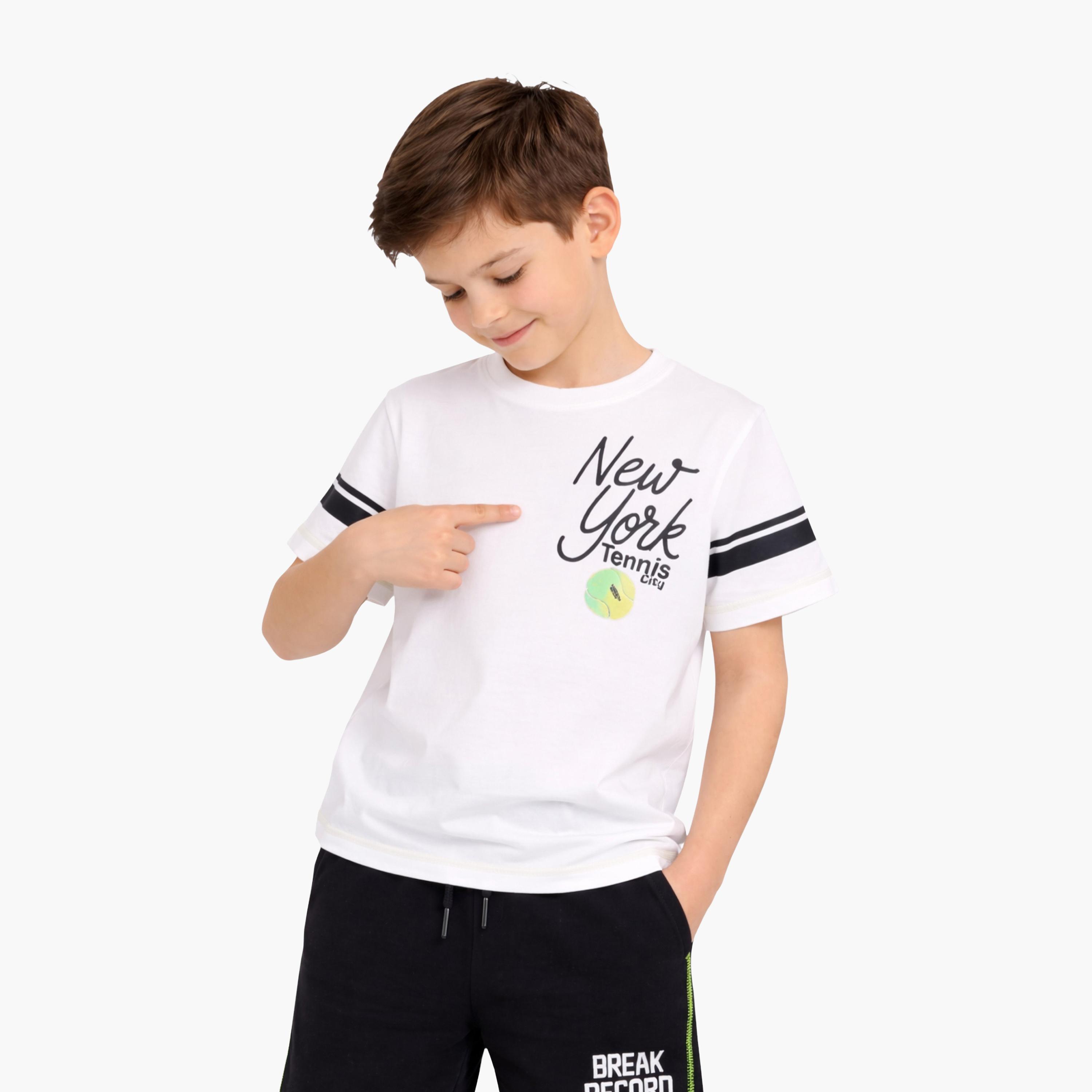 طقم تيشيرت بأكمام نصفية بطبعة نيويورك تينيس سيتي وشورت من فيكتور أند جين-boys-clothing-setsandcoords-image-2