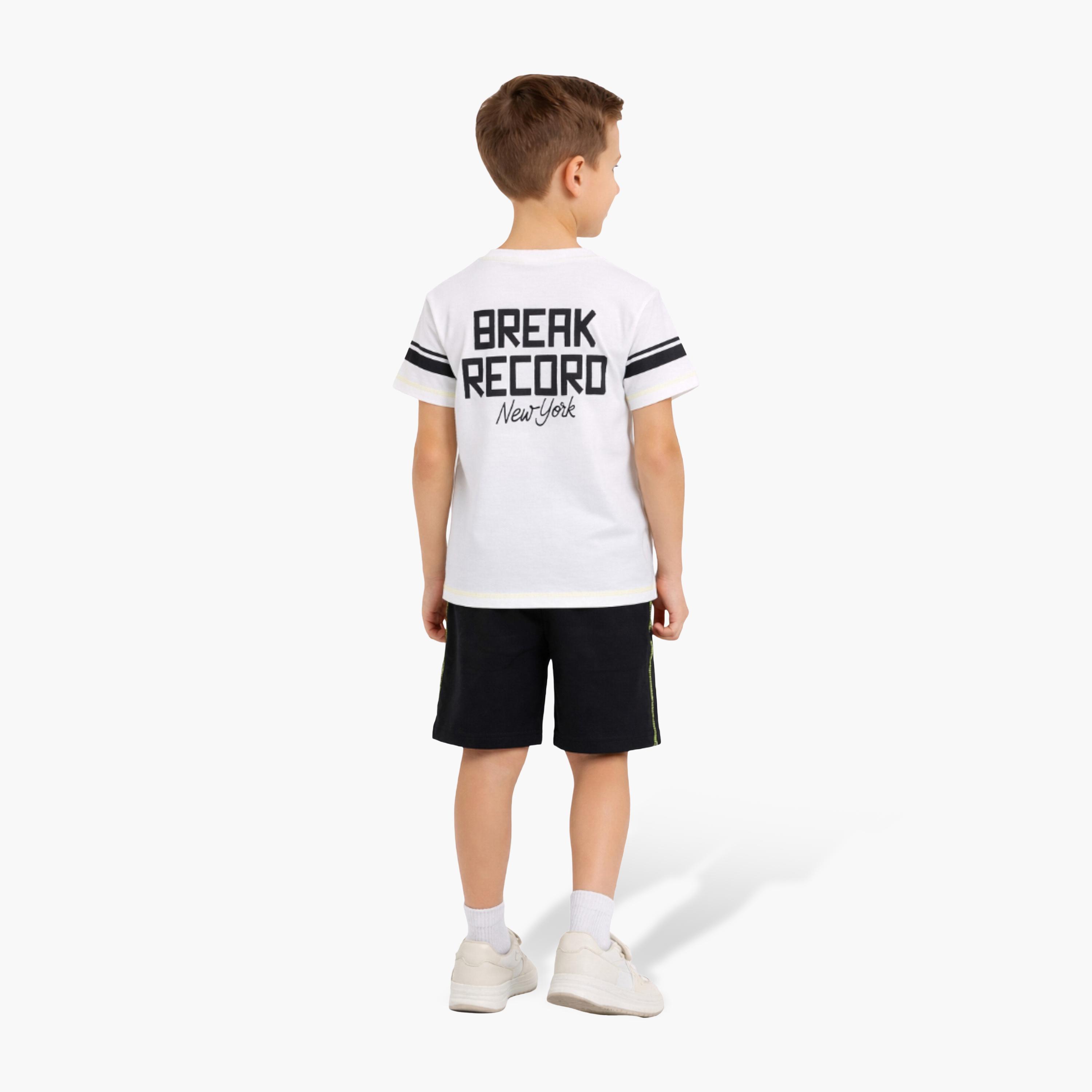 طقم تيشيرت بأكمام نصفية بطبعة نيويورك تينيس سيتي وشورت من فيكتور أند جين-boys-clothing-setsandcoords-image-3