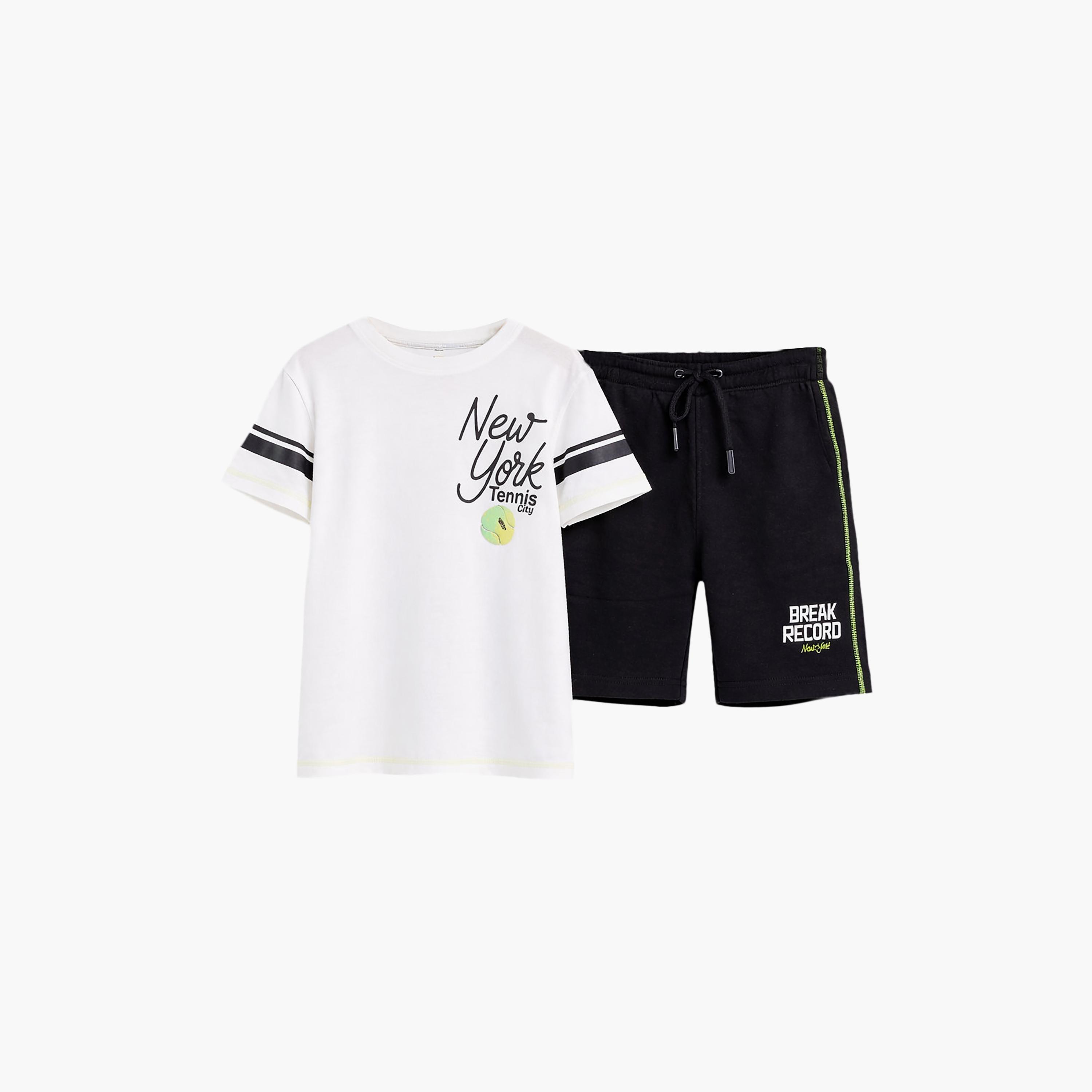 طقم تيشيرت بأكمام نصفية بطبعة نيويورك تينيس سيتي وشورت من فيكتور أند جين-boys-clothing-setsandcoords-image-4
