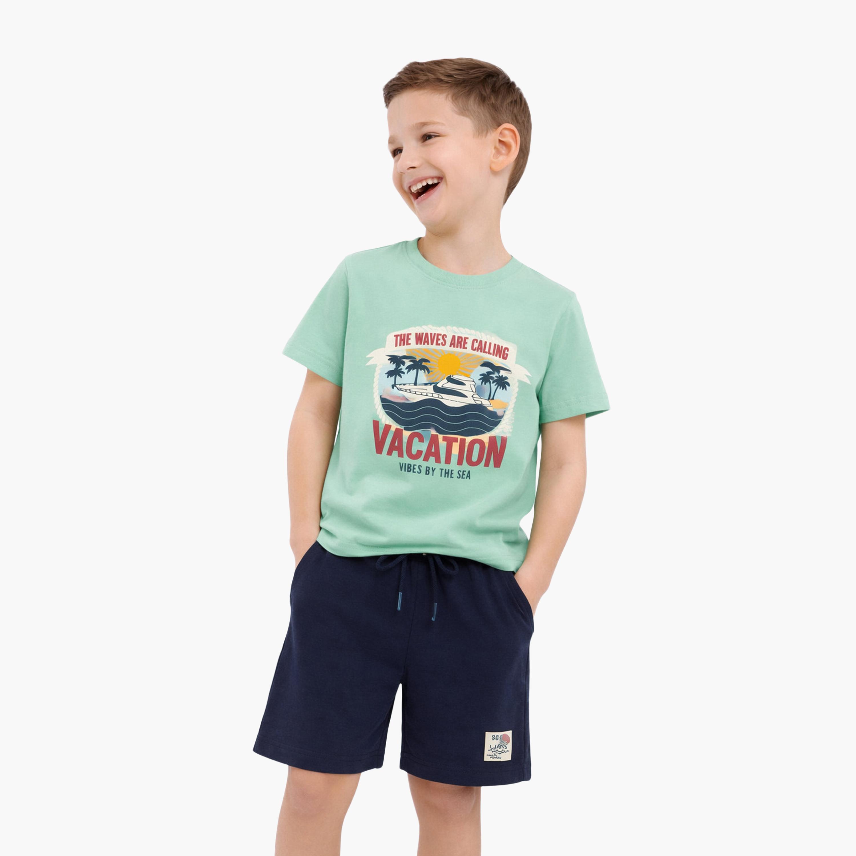 طقم تيشيرت بأكمام نصفية بطبعة فيكيشن وشورت من فيكتور أند جين-boys-clothing-setsandcoords-image-2