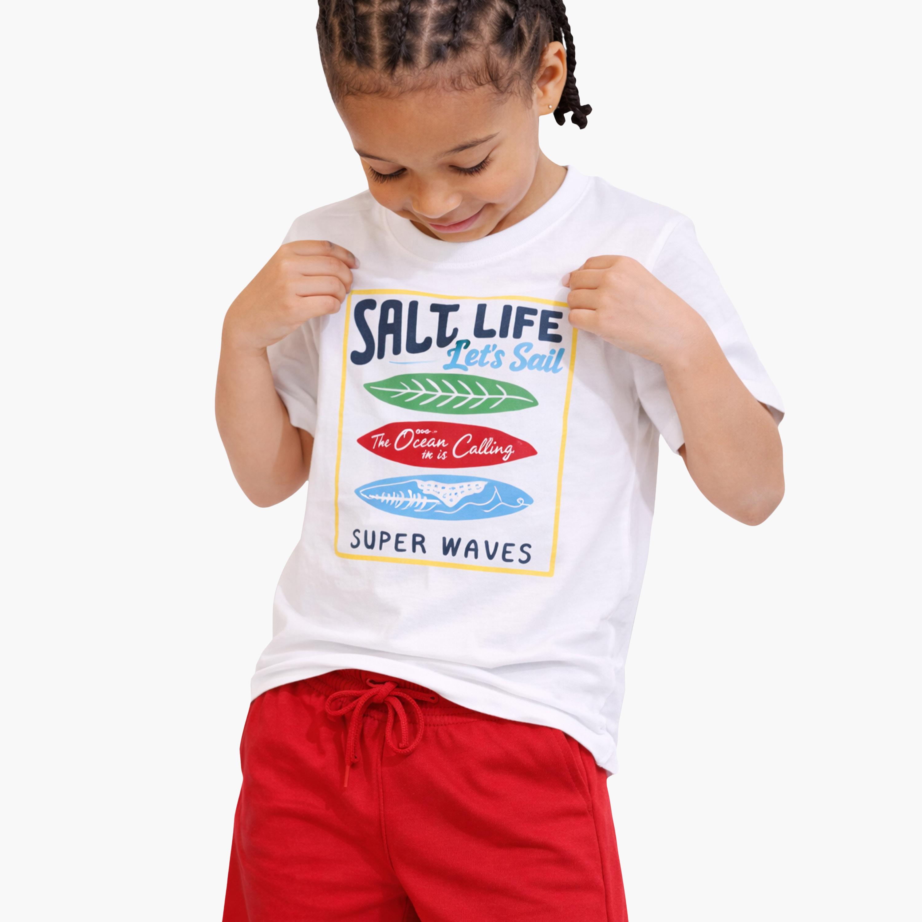 طقم تي شيرت بطبعة "Surf Life" وشورت أحمر من فيكتور آند جين-boys-clothing-setsandcoords-image-3