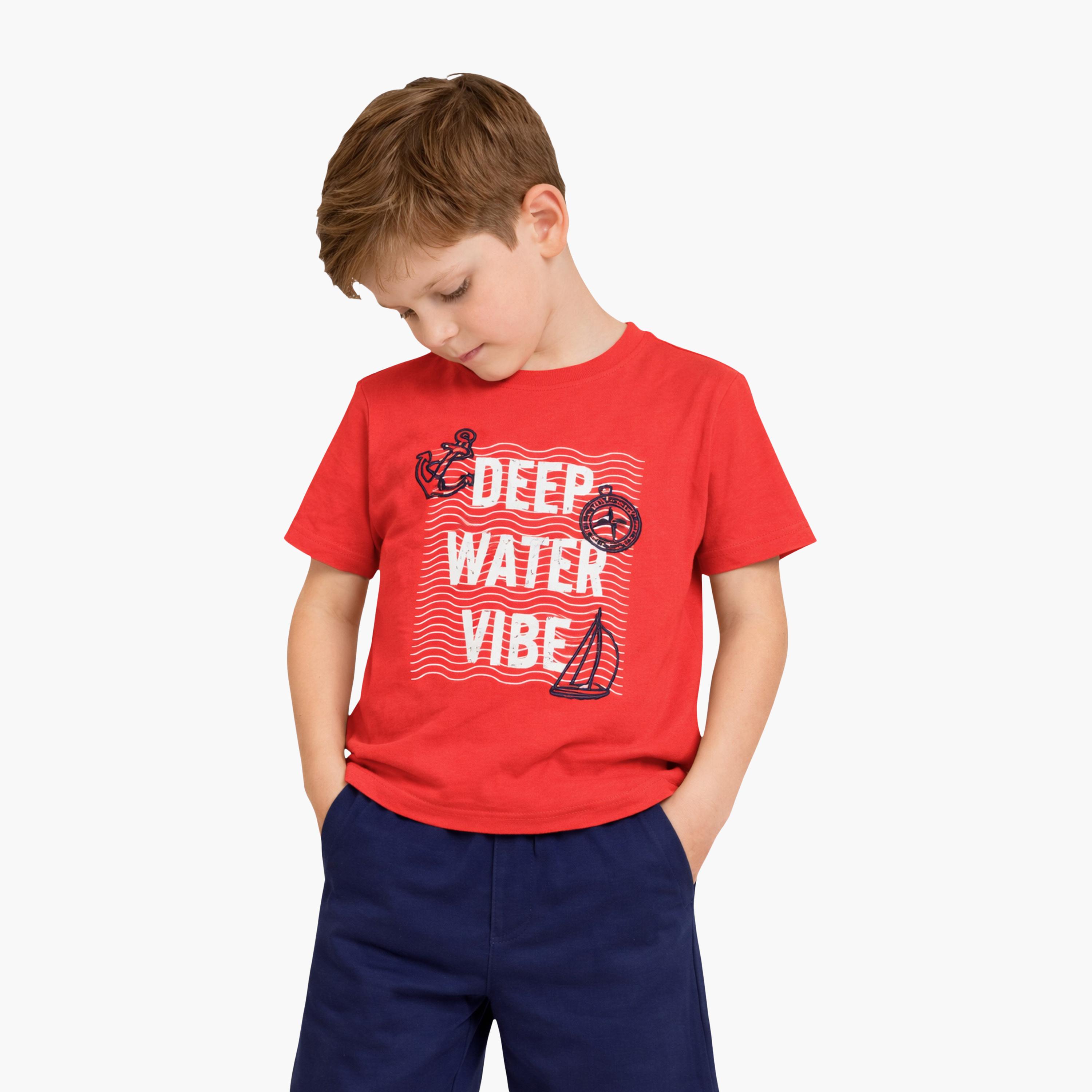 طقم تي شيرت بطبعة "Deep Water Vibe" وشورت كحلي من فيكتور آند جين-boys-clothing-setsandcoords-image-3