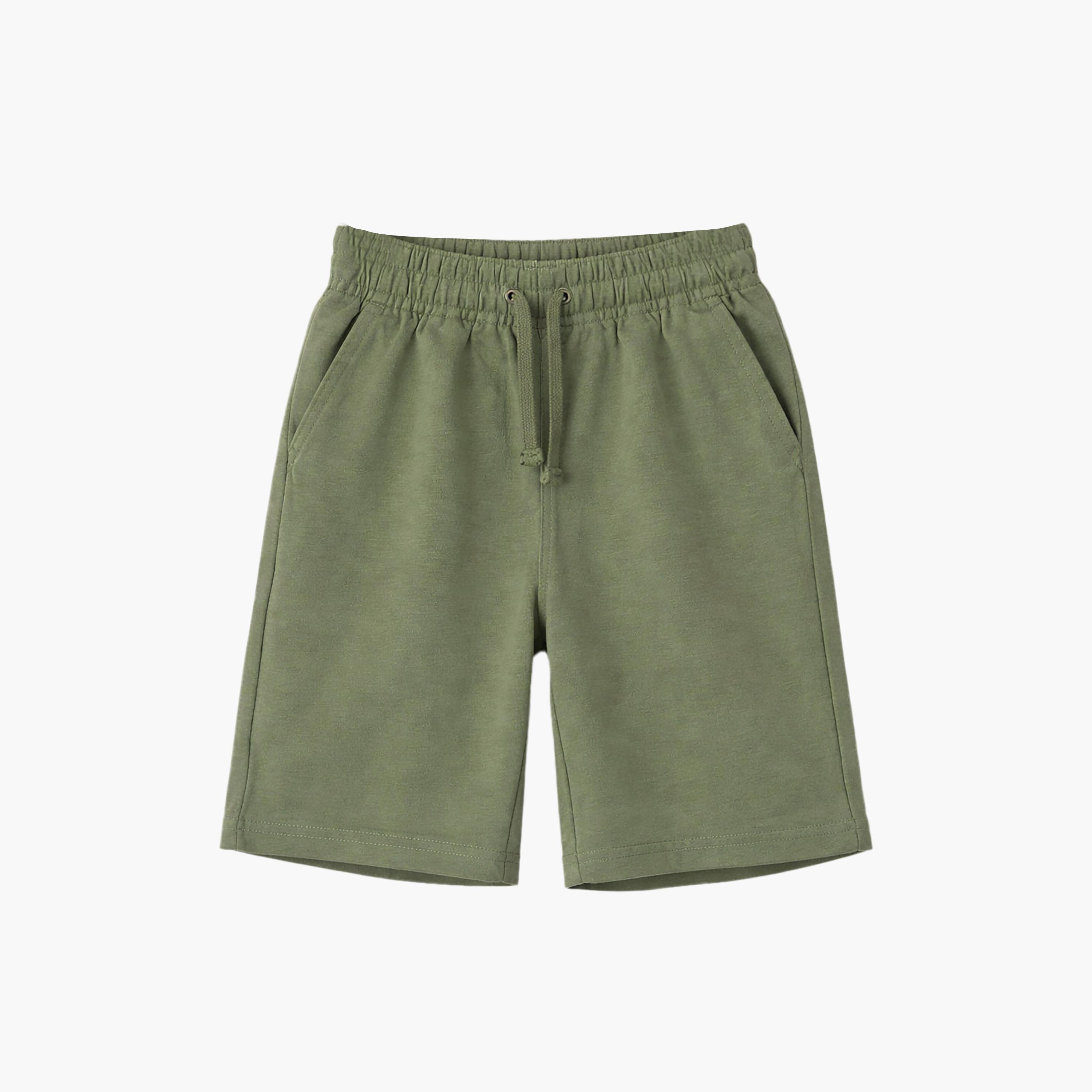 طقم مكون من 4 قطع: تي شيرتات بأكمام قصيرة ورسومات، وبنطلون مع شورت من فيكتور آند جين-boys-clothing-setsandcoords-image-3
