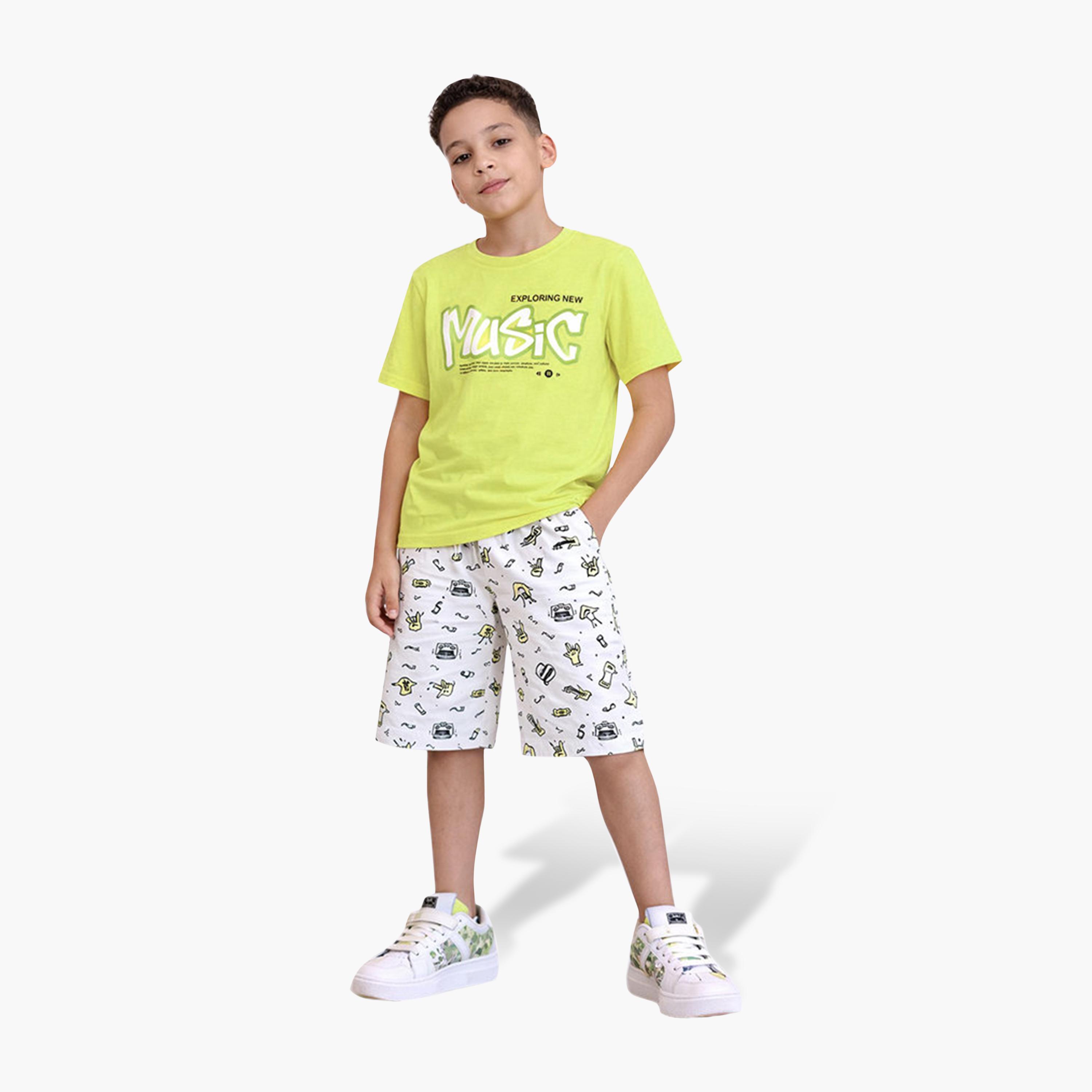 طقم مكون من 4 قطع: تي شيرتات بأكمام قصيرة ورسومات، وبنطلون مع شورت من فيكتور آند جين-boys-clothing-setsandcoords-image-4