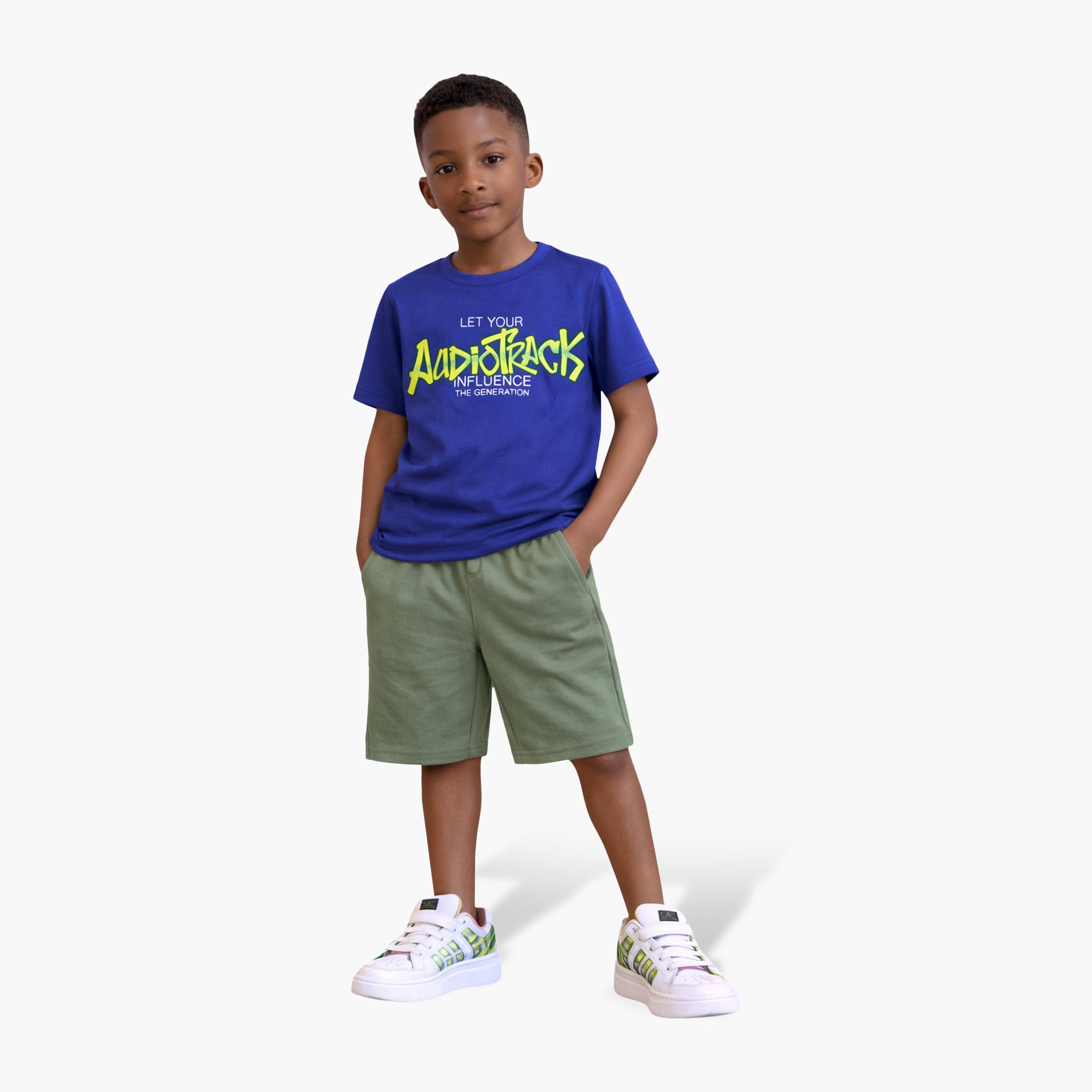 طقم مكون من 4 قطع: تي شيرتات بأكمام قصيرة ورسومات، وبنطلون مع شورت من فيكتور آند جين-boys-clothing-setsandcoords-image-5