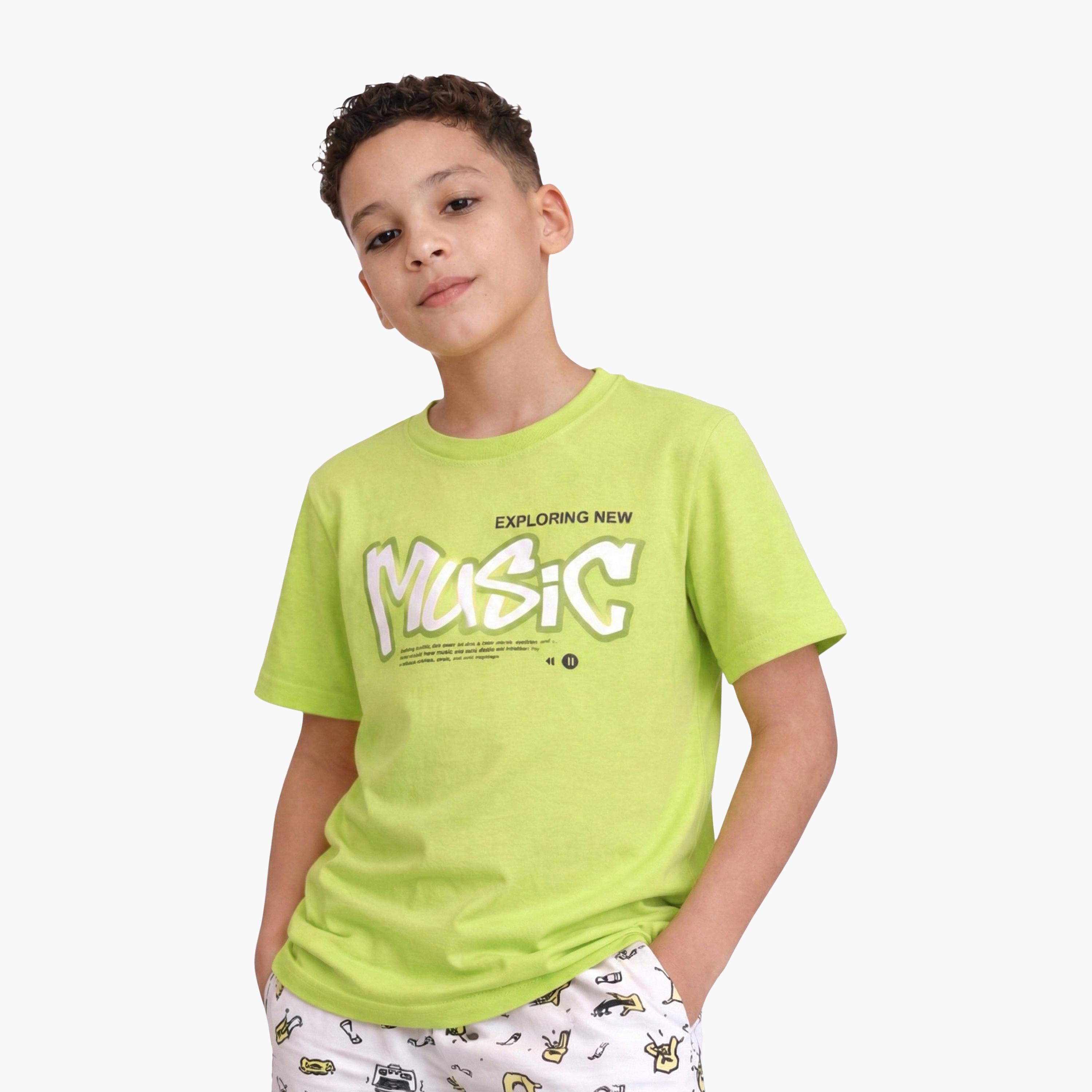 طقم مكون من 4 قطع: تي شيرتات بأكمام قصيرة ورسومات، وبنطلون مع شورت من فيكتور آند جين-boys-clothing-setsandcoords-image-6