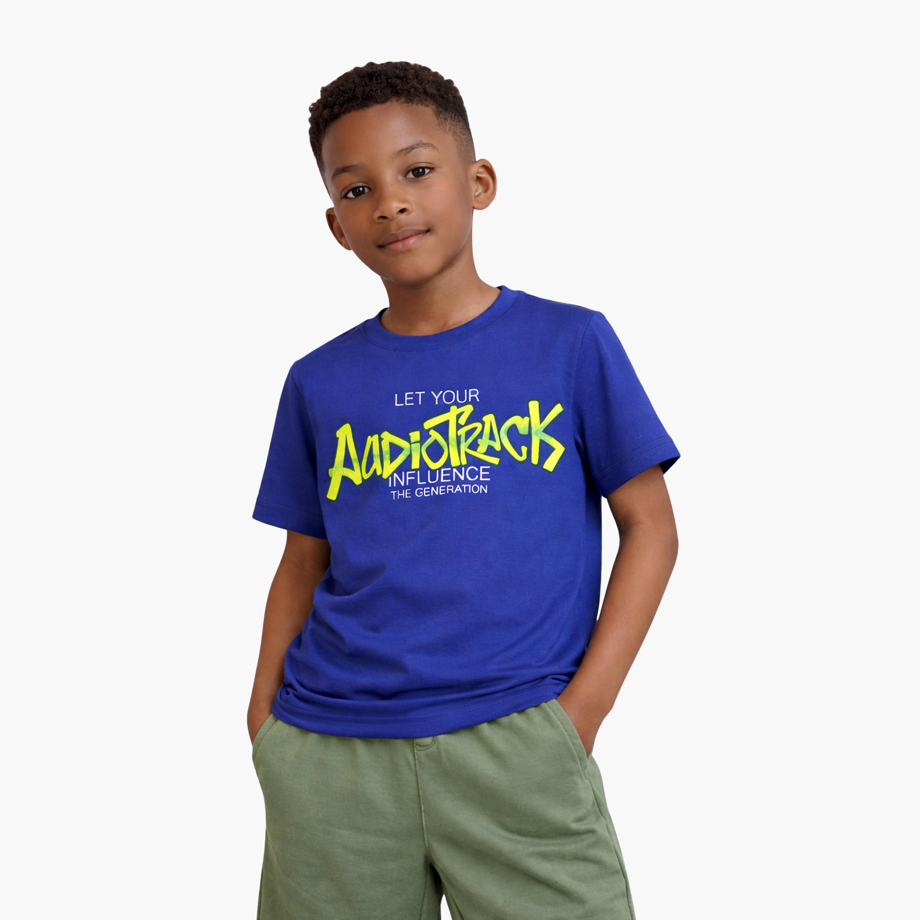 طقم مكون من 4 قطع: تي شيرتات بأكمام قصيرة ورسومات، وبنطلون مع شورت من فيكتور آند جين-boys-clothing-setsandcoords-image-7