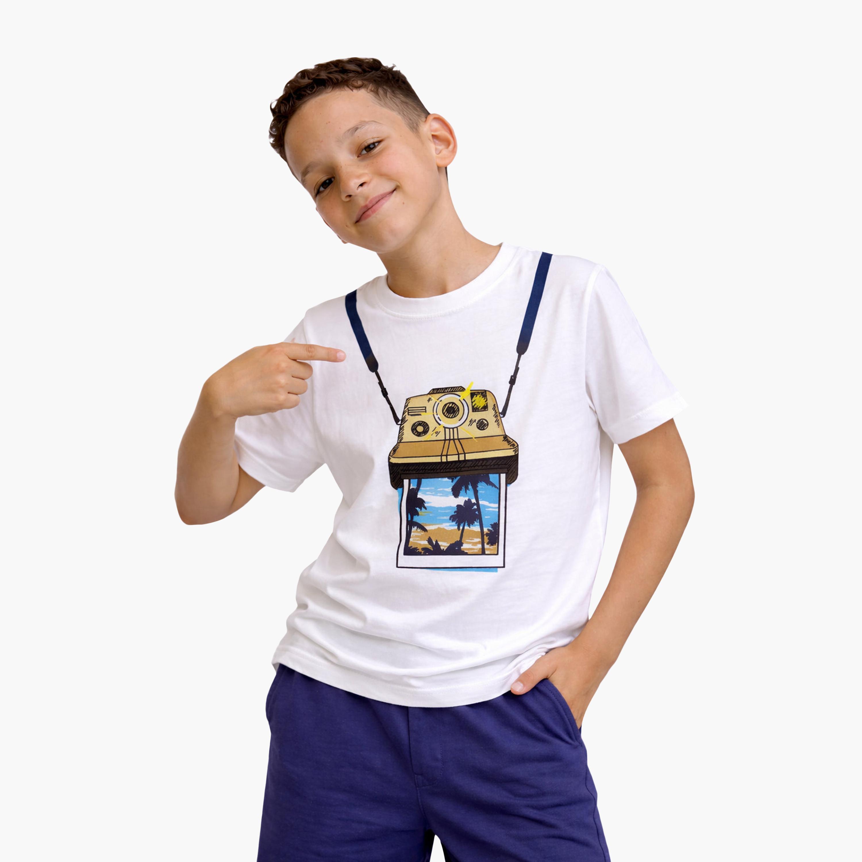 طقم مكون من 4 قطع: تي شيرتات بأكمام قصيرة ورسومات، وبنطلون مع شورت من فيكتور آند جين-boys-clothing-setsandcoords-image-2