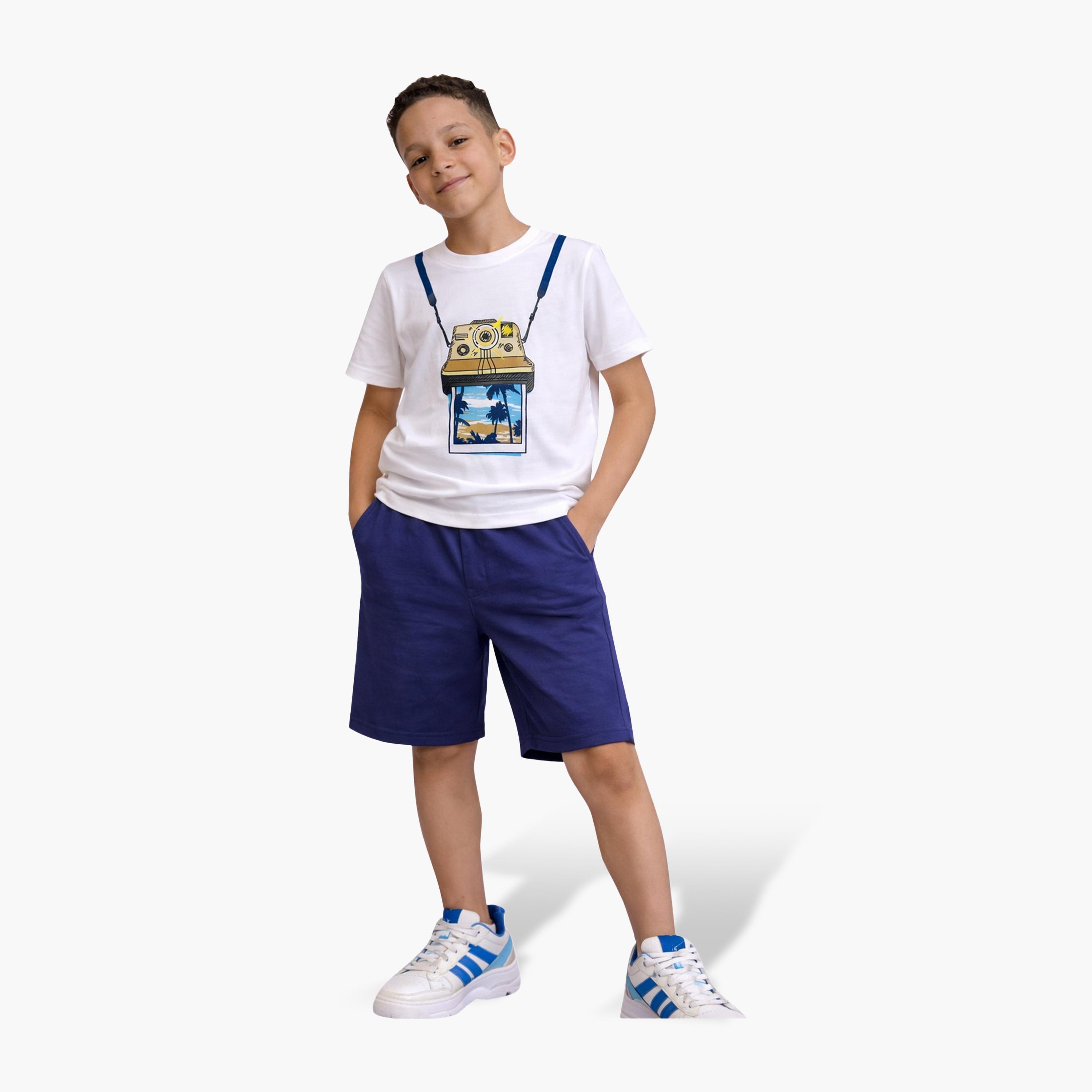 طقم مكون من 4 قطع: تي شيرتات بأكمام قصيرة ورسومات، وبنطلون مع شورت من فيكتور آند جين-boys-clothing-setsandcoords-image-3