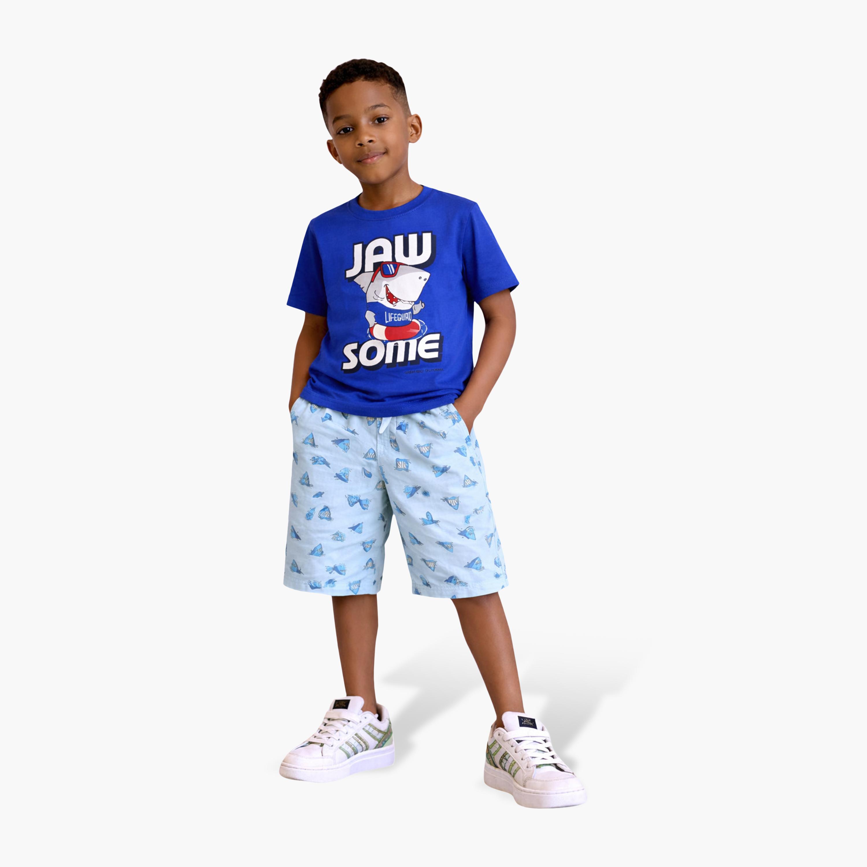 طقم مكون من 4 قطع: تي شيرتات بأكمام قصيرة ورسومات، وبنطلون مع شورت من فيكتور آند جين-boys-clothing-setsandcoords-image-3