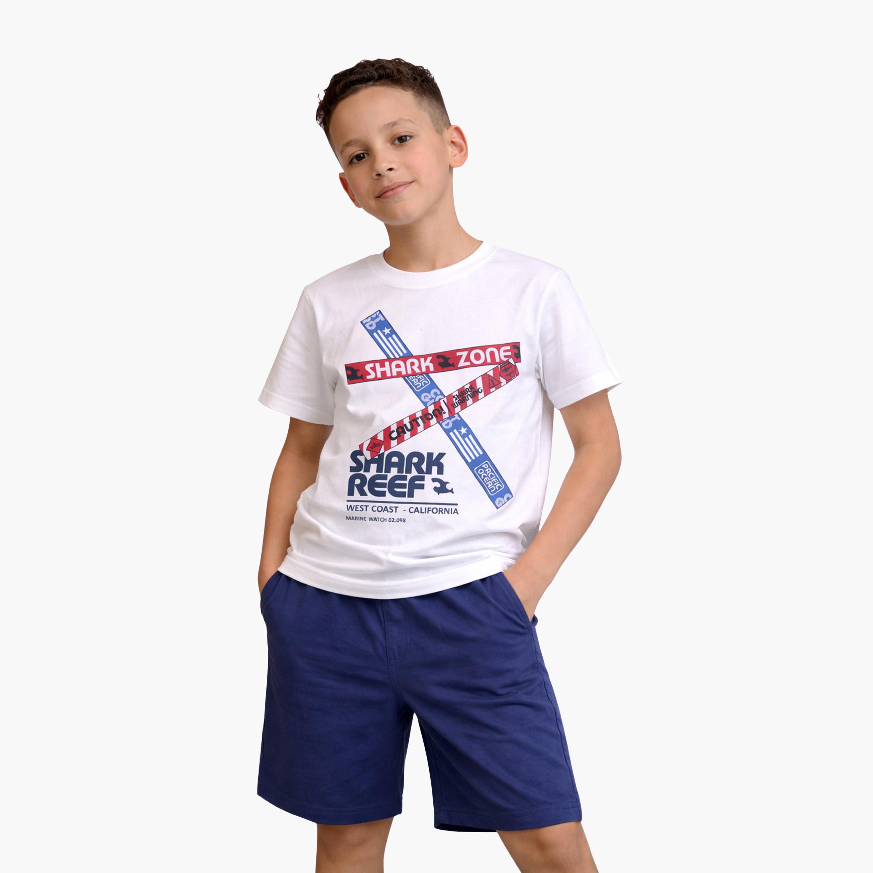 طقم مكون من 4 قطع: تي شيرتات بأكمام قصيرة ورسومات، وبنطلون مع شورت من فيكتور آند جين-boys-clothing-setsandcoords-image-4