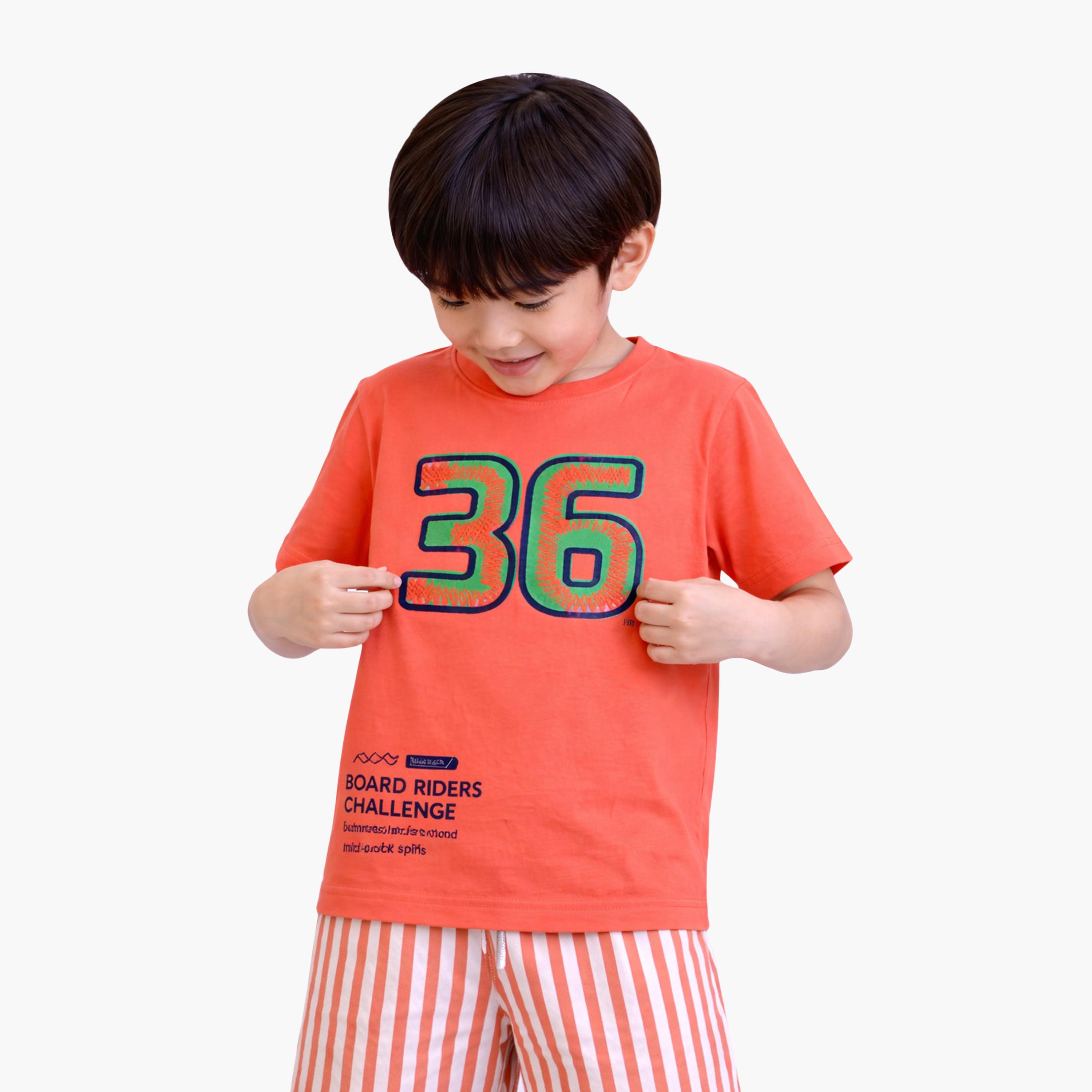 طقم مكون من 4 قطع: تي شيرتات بأكمام قصيرة ورسومات، وبنطلون مع شورت من فيكتور آند جين-boys-clothing-setsandcoords-image-6
