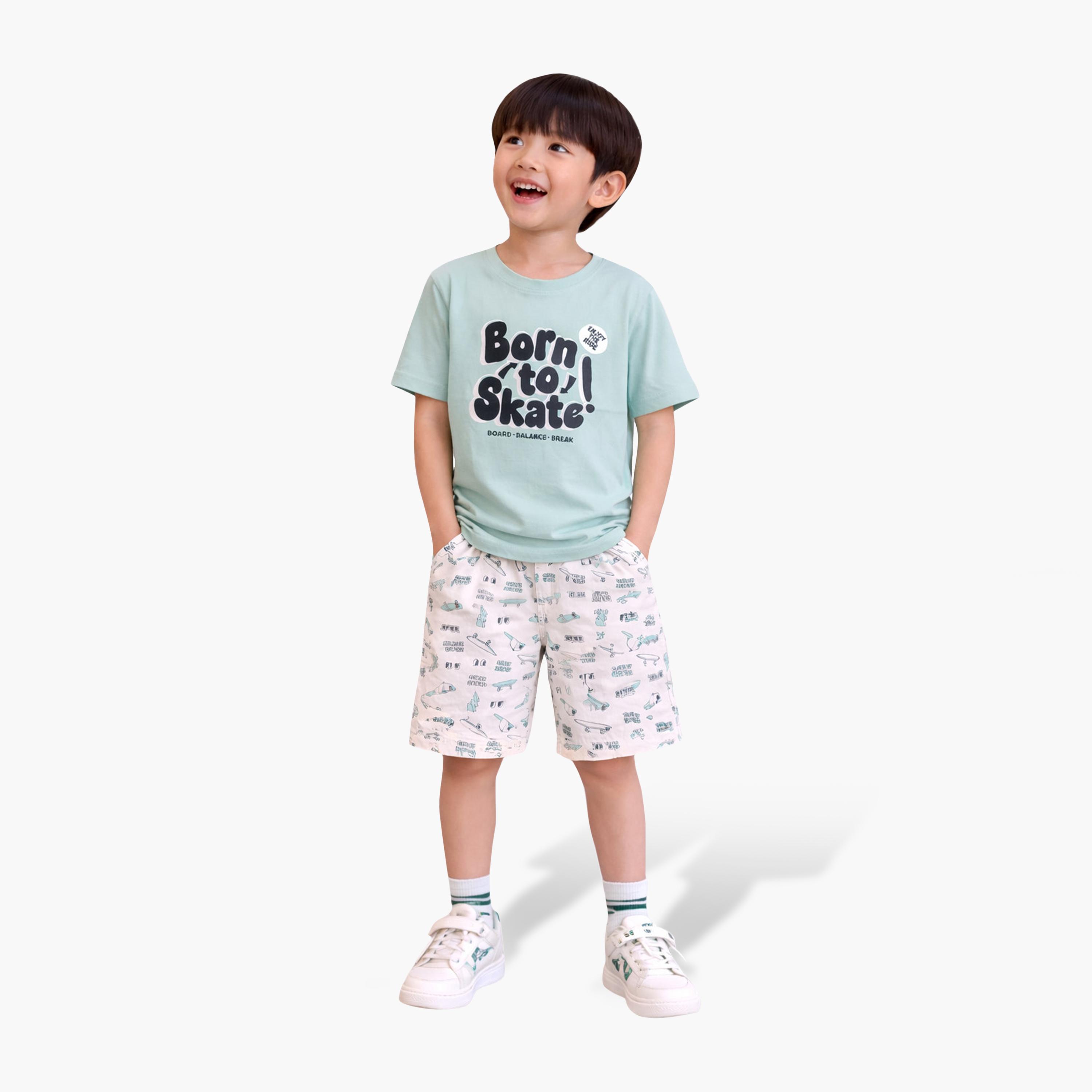 طقم مكون من 4 قطع: تي شيرتات بأكمام قصيرة ورسومات، وبنطلون مع شورت من فيكتور آند جين-boys-clothing-setsandcoords-image-2