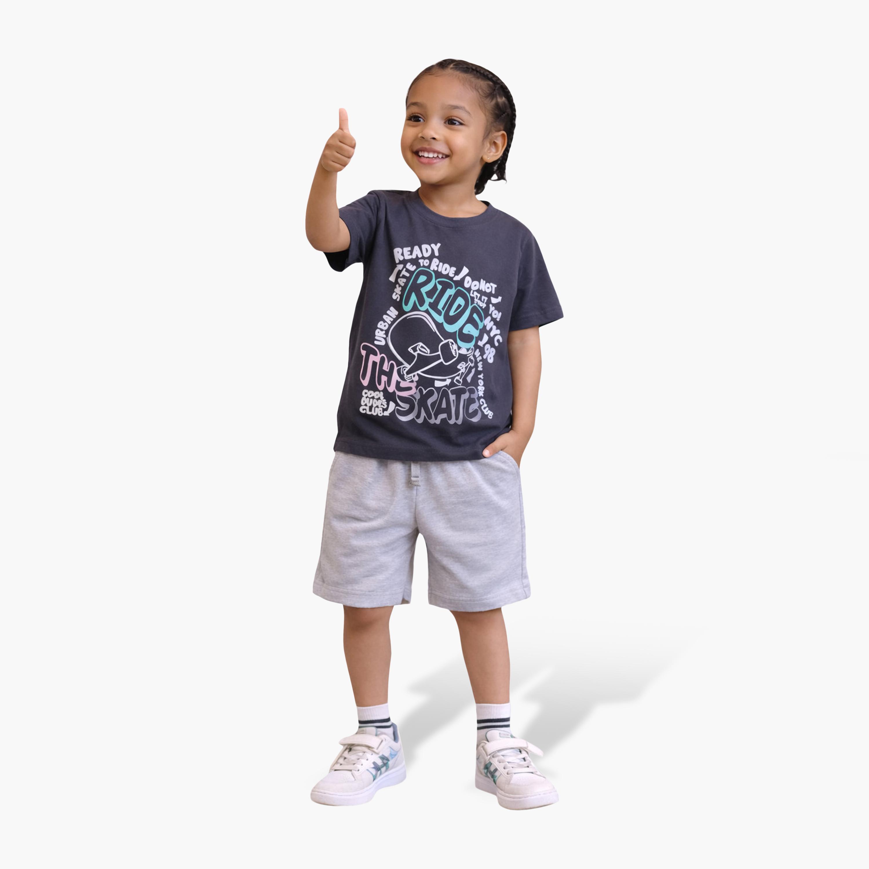 طقم مكون من 4 قطع: تي شيرتات بأكمام قصيرة ورسومات، وبنطلون مع شورت من فيكتور آند جين-boys-clothing-setsandcoords-image-3
