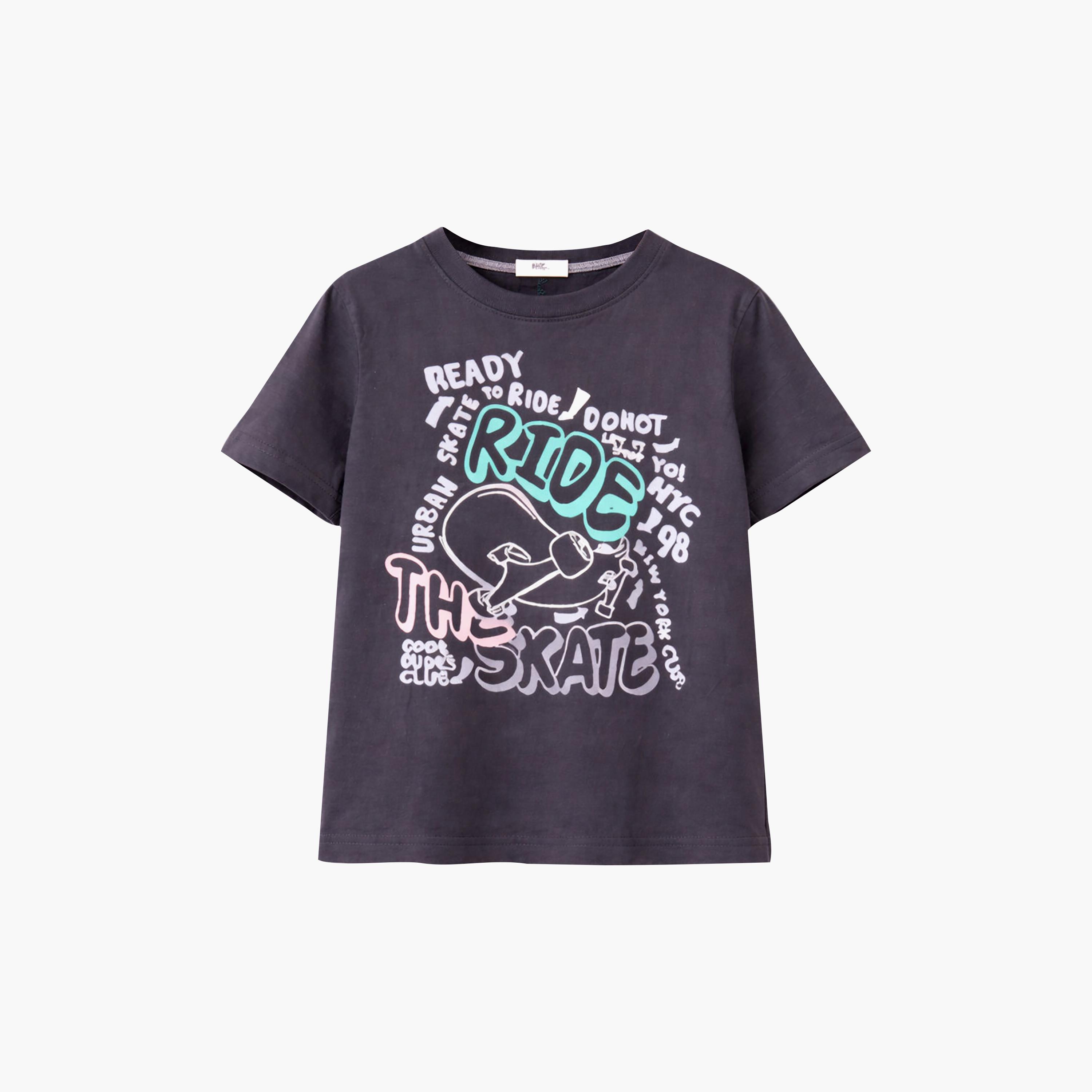 طقم مكون من 4 قطع: تي شيرتات بأكمام قصيرة ورسومات، وبنطلون مع شورت من فيكتور آند جين-boys-clothing-setsandcoords-image-5
