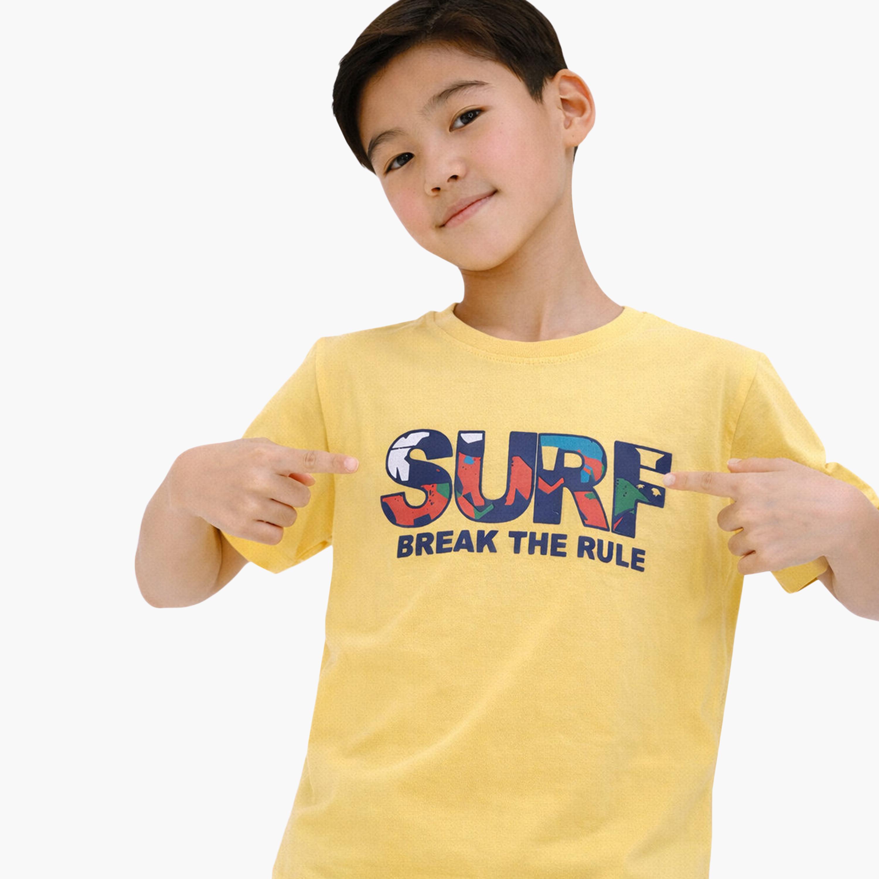 طقم تي شيرت برسومات "SURF" وشورت برمودا من فيكتور آند جين-boys-clothing-setsandcoords-image-3
