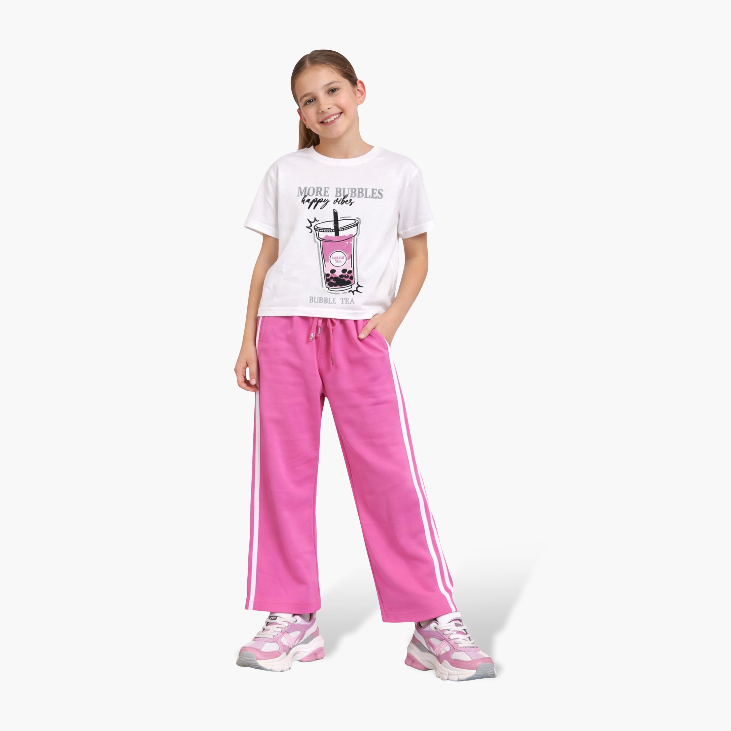 طقم تي شيرت بطبعة "شاي الفقاعات" (Bubble Tea) وبنطلون من فيكتور آند جين-girls-clothing-setsandcoords-image-3