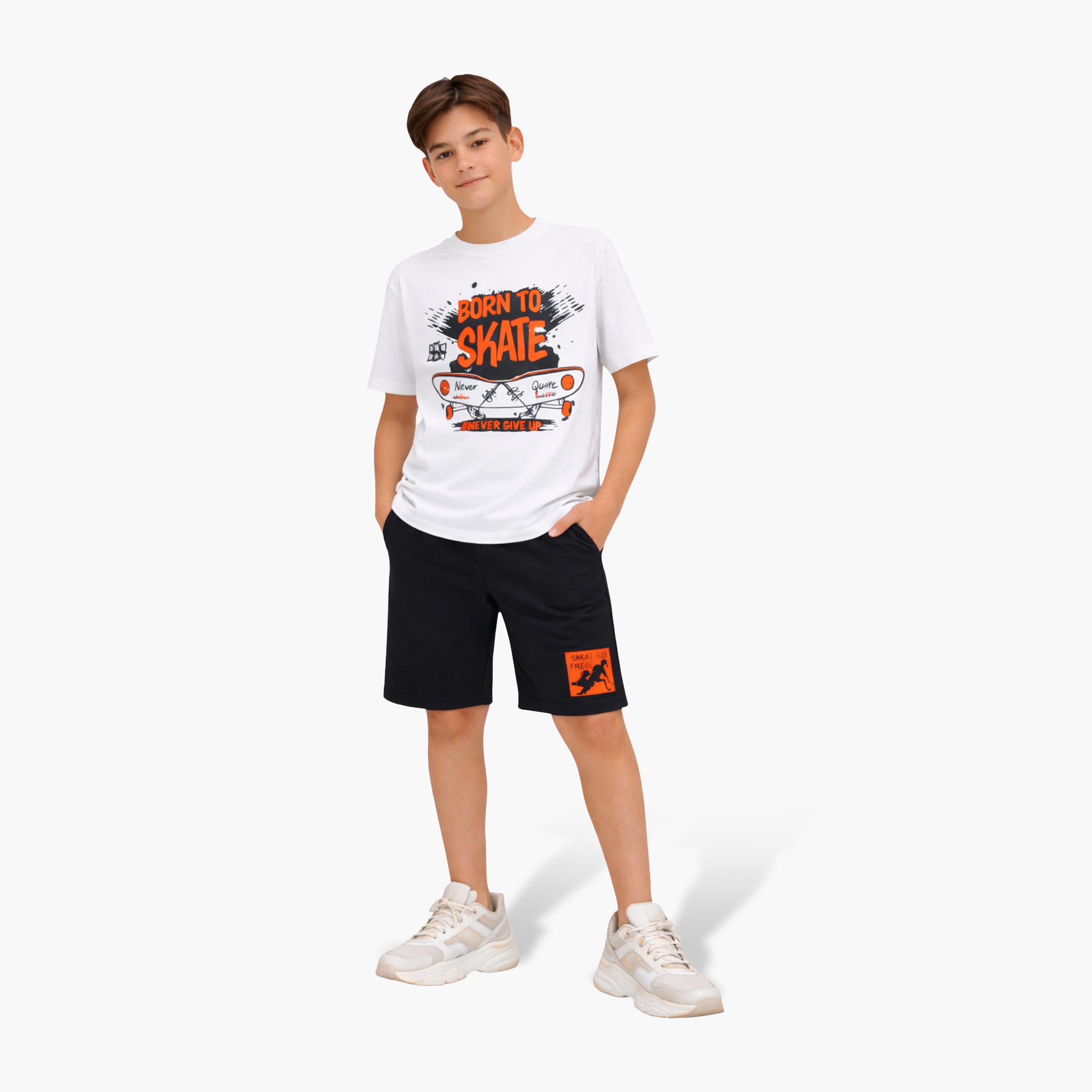 طقم تي شيرت بقصة مريحة وطبعة "Born to Skate" مع شورت من فيكتور آند جين-boys-clothing-setsandcoords-image-1