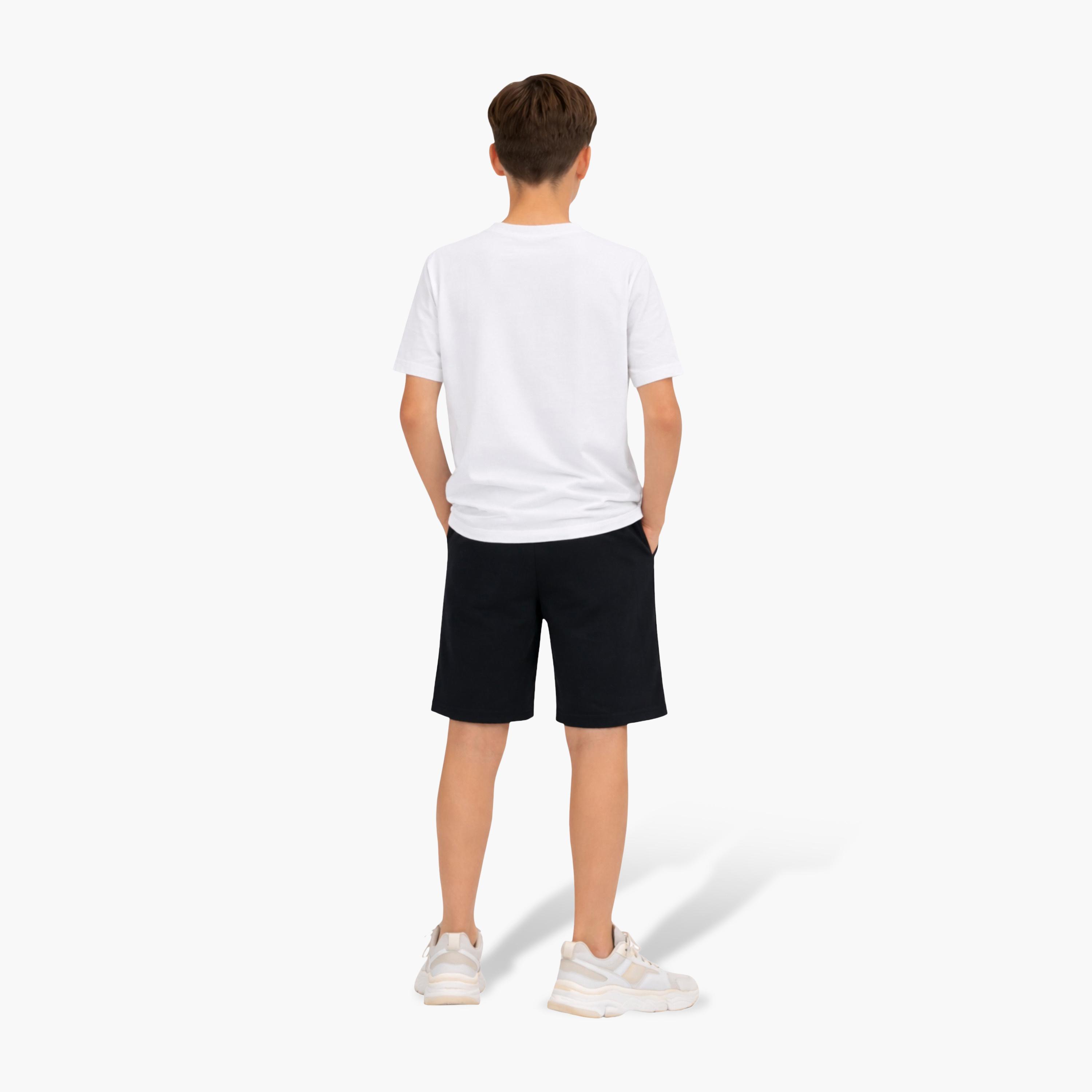 طقم تي شيرت بقصة مريحة وطبعة "Born to Skate" مع شورت من فيكتور آند جين-boys-clothing-setsandcoords-image-2