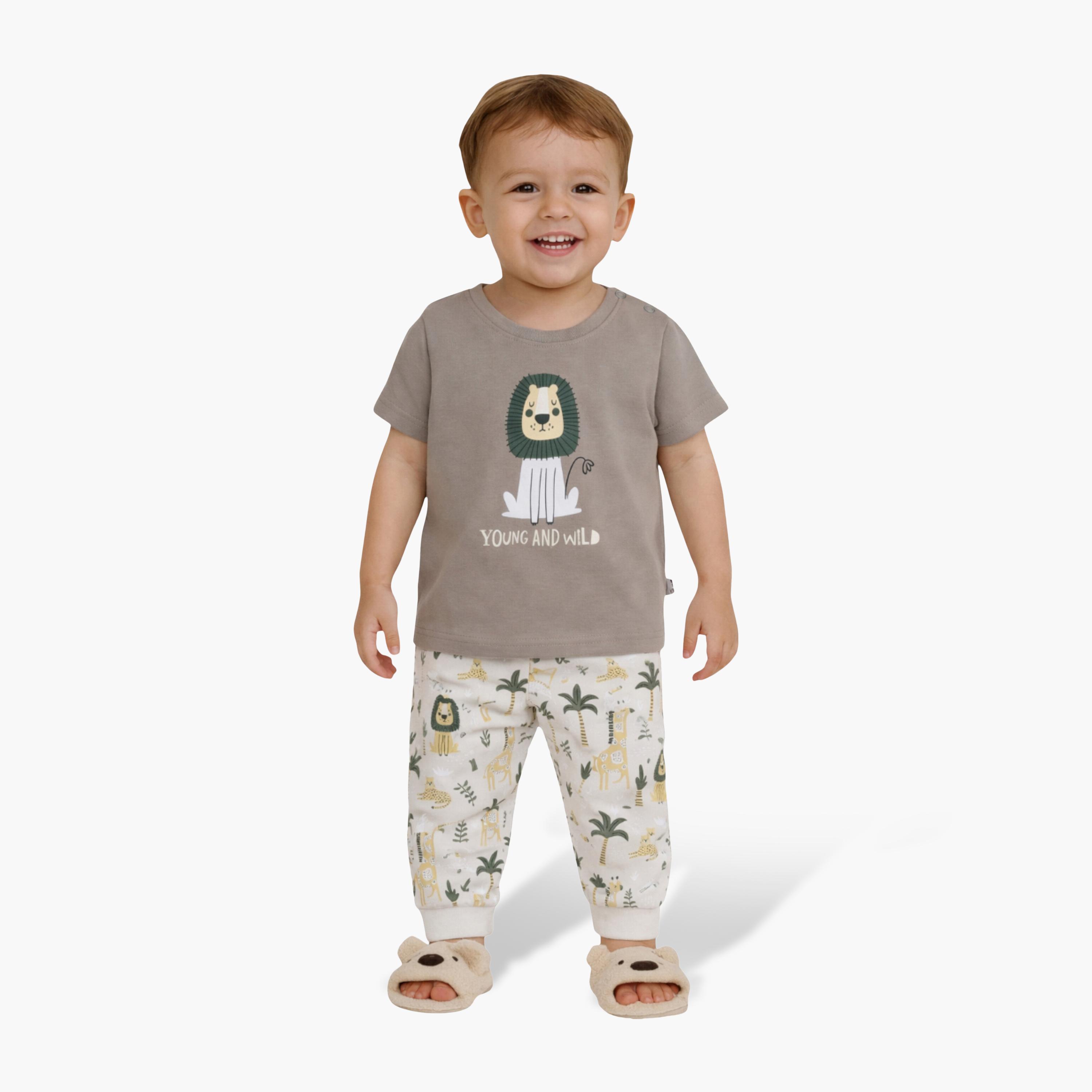 طقم تي شيرت قطني وبيجامة بطبعة أسد من فيكتور آند جين-boys-clothing-setsandcoords-image-1