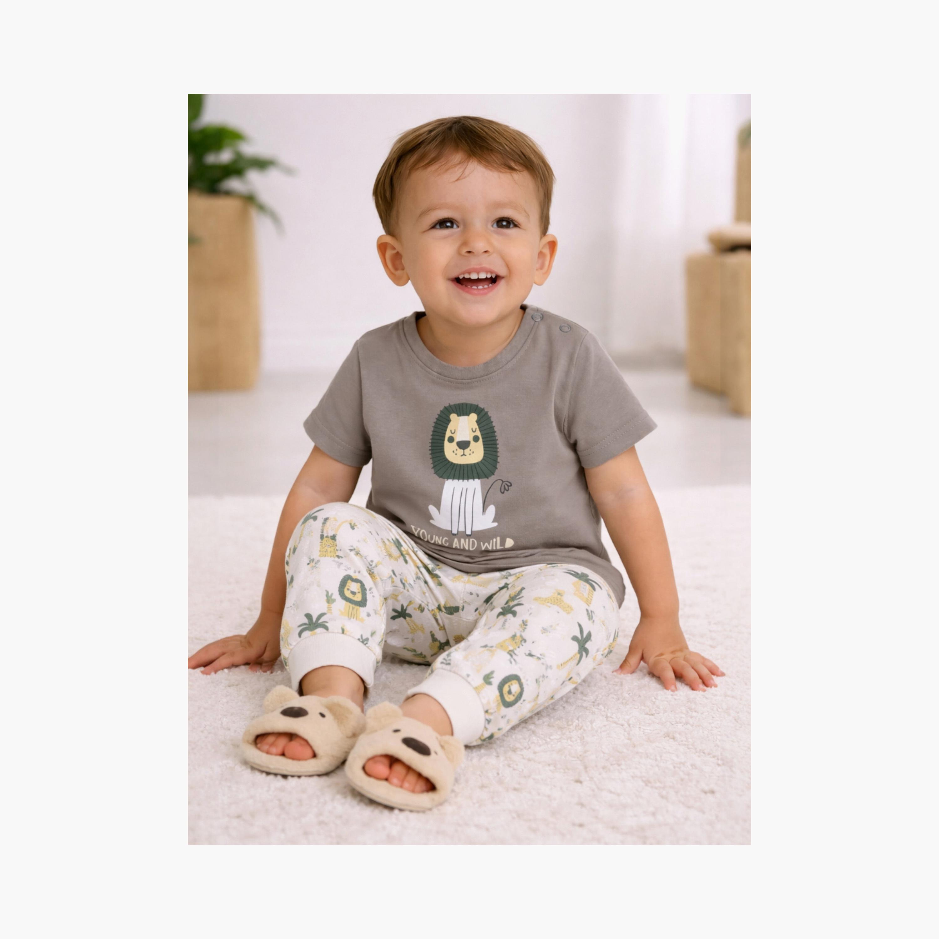 طقم تي شيرت قطني وبيجامة بطبعة أسد من فيكتور آند جين-boys-clothing-setsandcoords-image-5