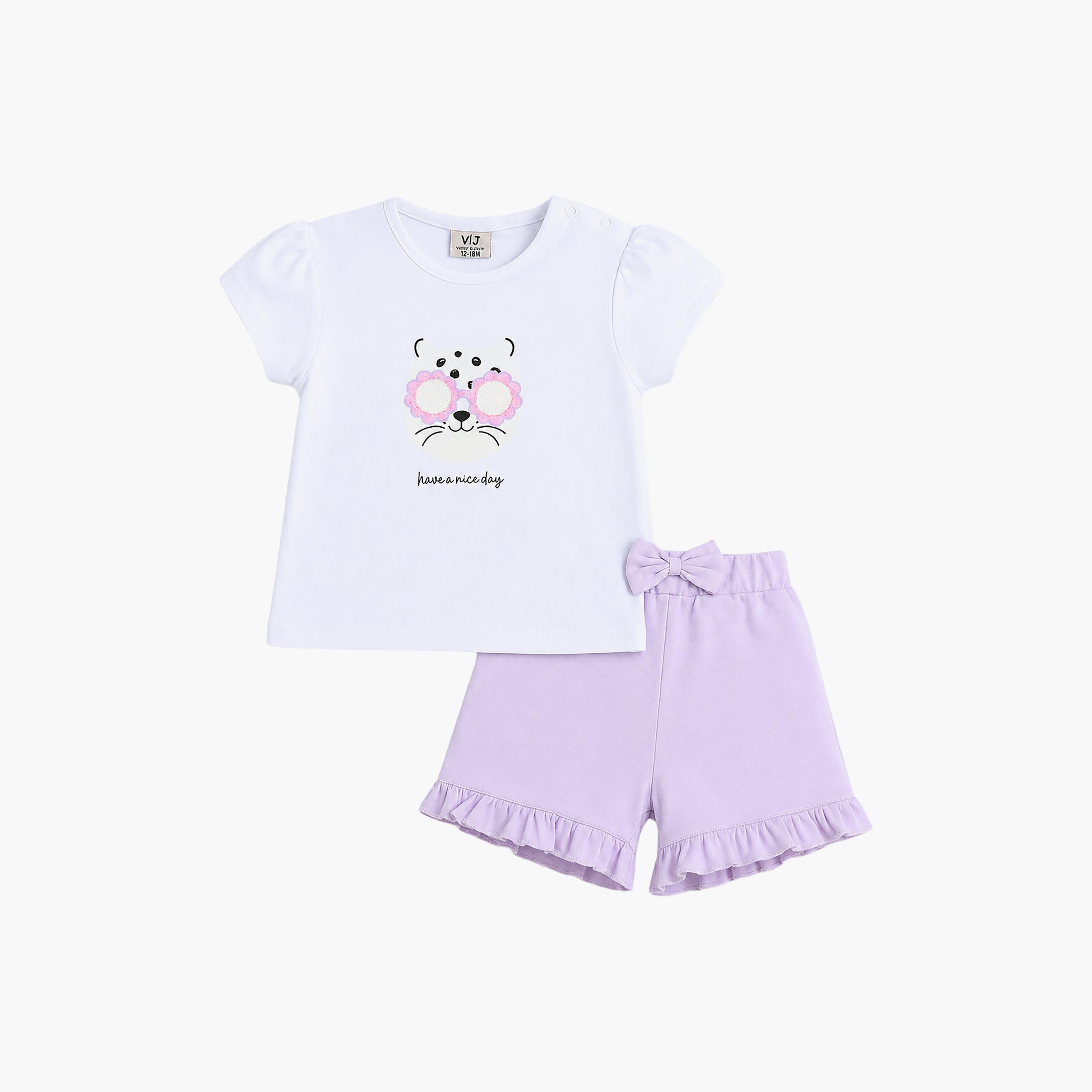 طقم توب بطبعة جرافيك وأكمام قصيرة وشورت بفيونكة من فيكتور آند جين-baby-girls-clothing-setsandcoords-image-3