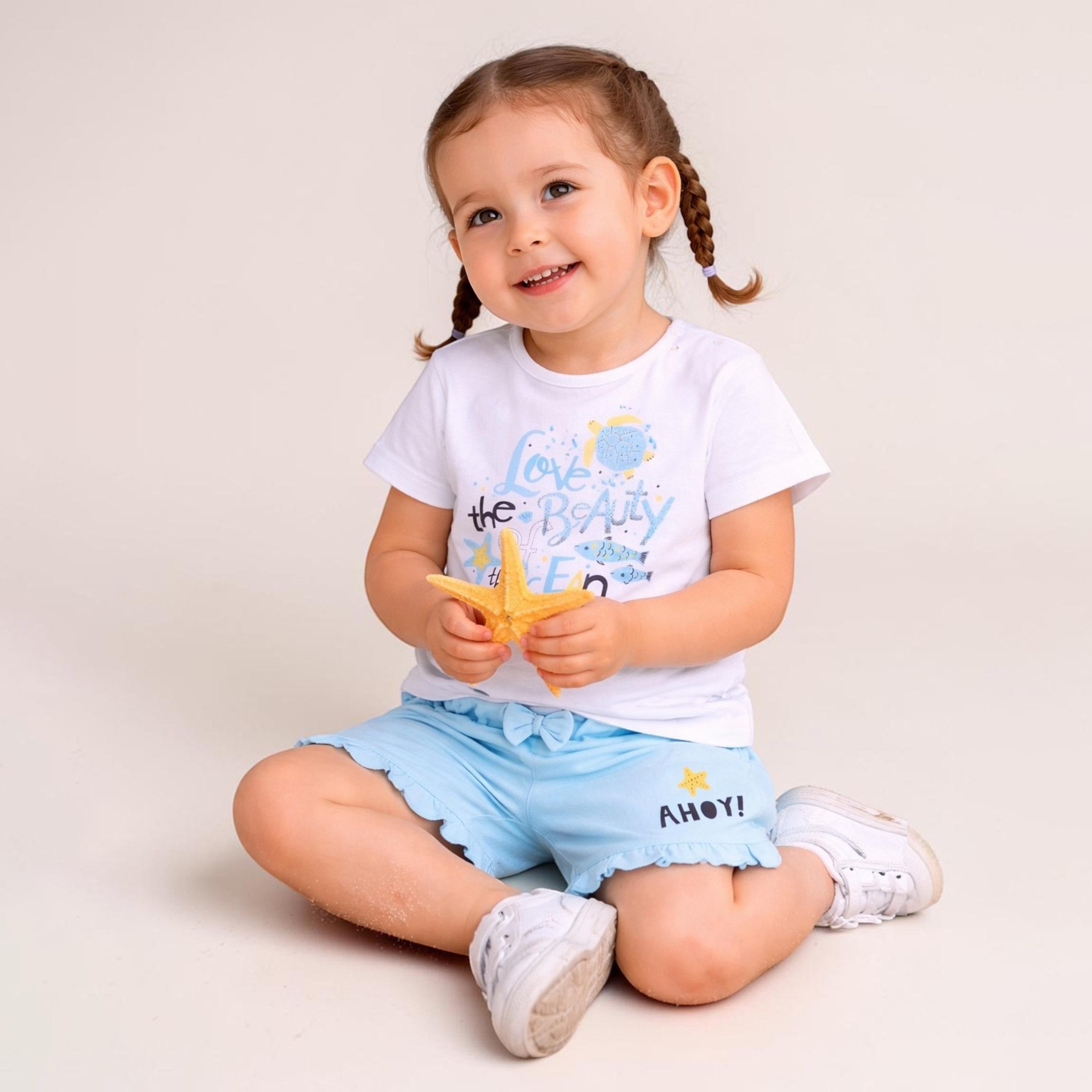 طقم توب بطبعة جرافيك وأكمام قصيرة وشورت بفيونكة من فيكتور آند جين-baby-girls-clothing-setsandcoords-image-2