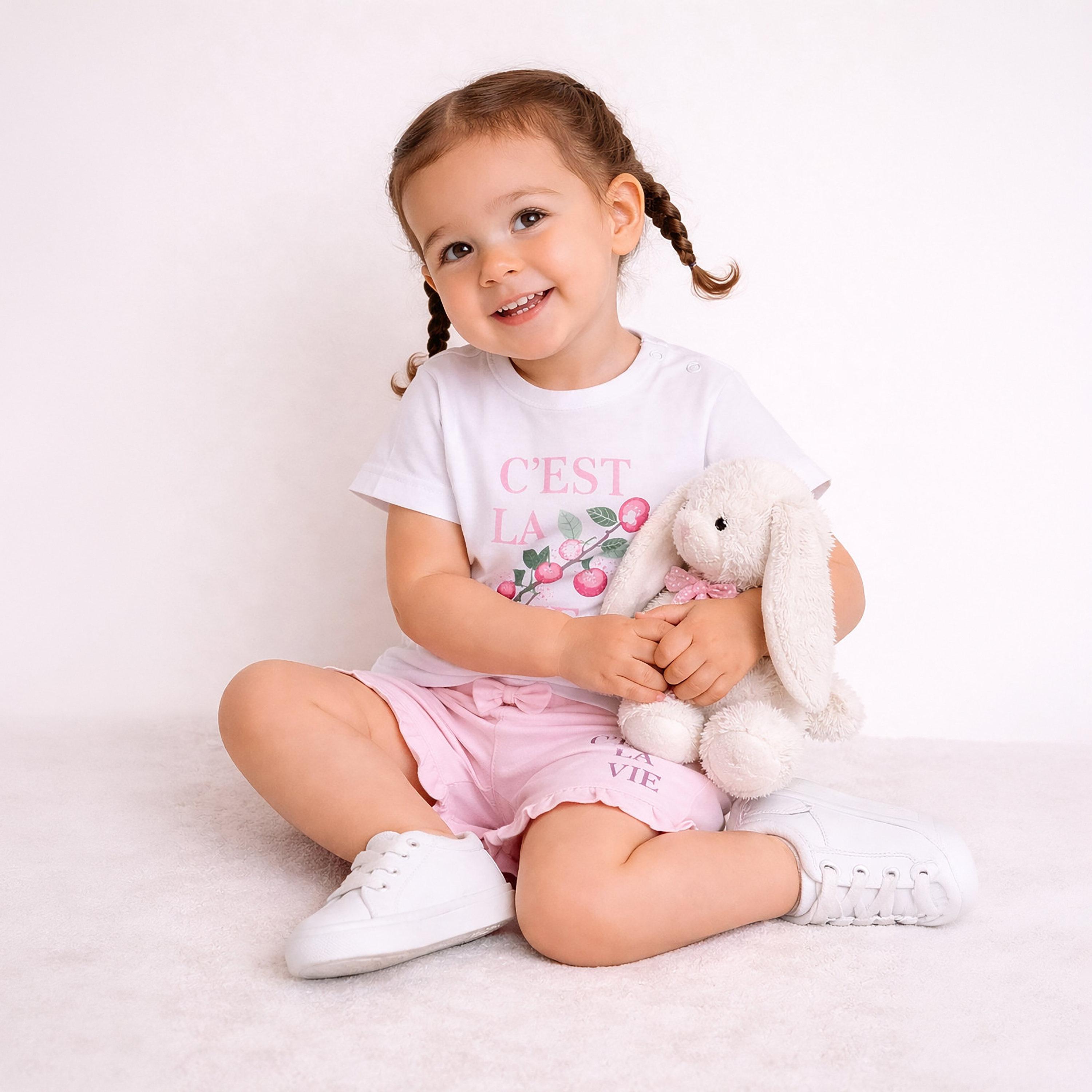 طقم توب بطبعة جرافيك وأكمام قصيرة وشورت بفيونكة من فيكتور آند جين-baby-girls-clothing-setsandcoords-image-2