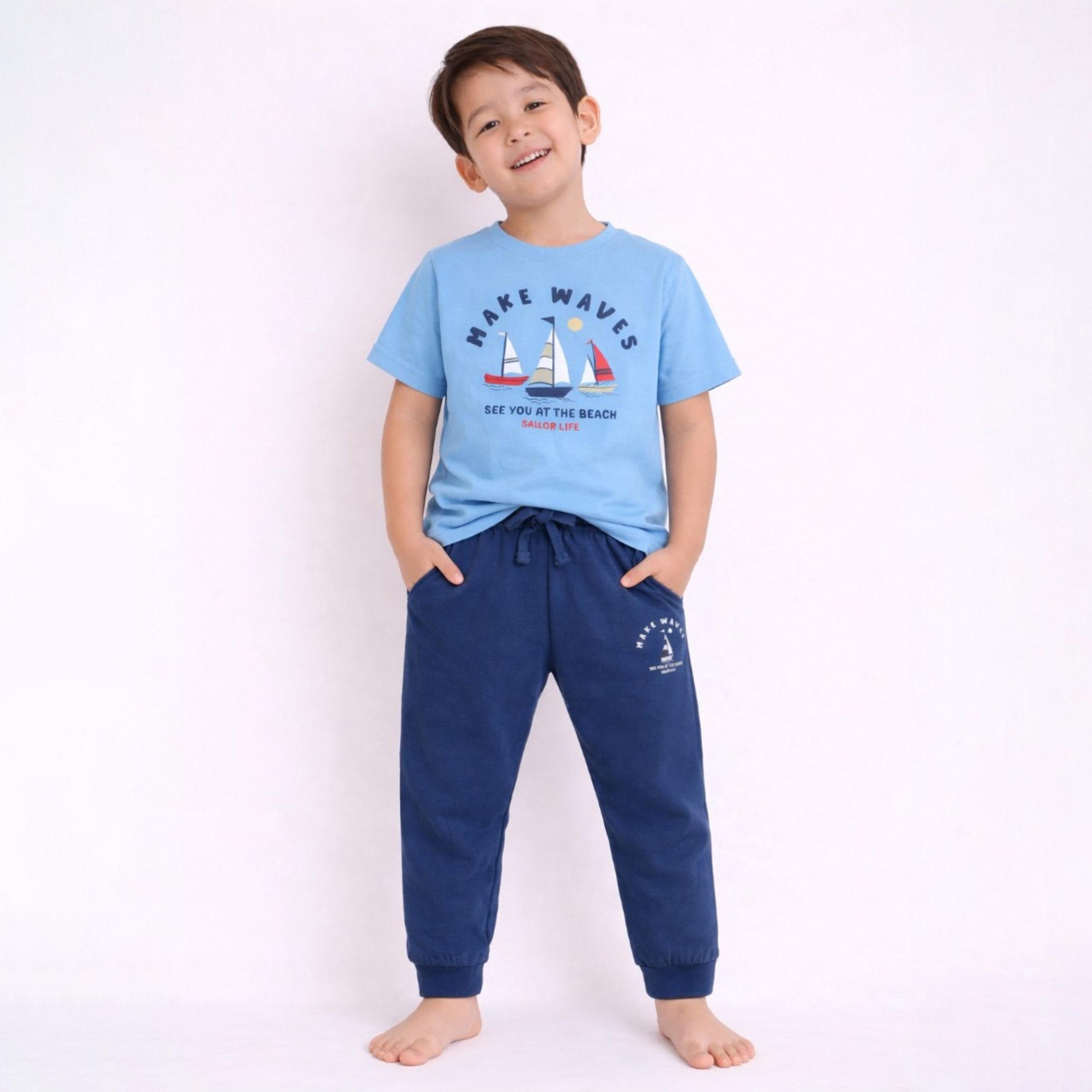 طقم تيشيرت بطبعة جرافيك "ميك ويفز" وأكمام قصيرة وبنطلون جوجر من فيكتور آند جين-boys-clothing-setsandcoords-image-1