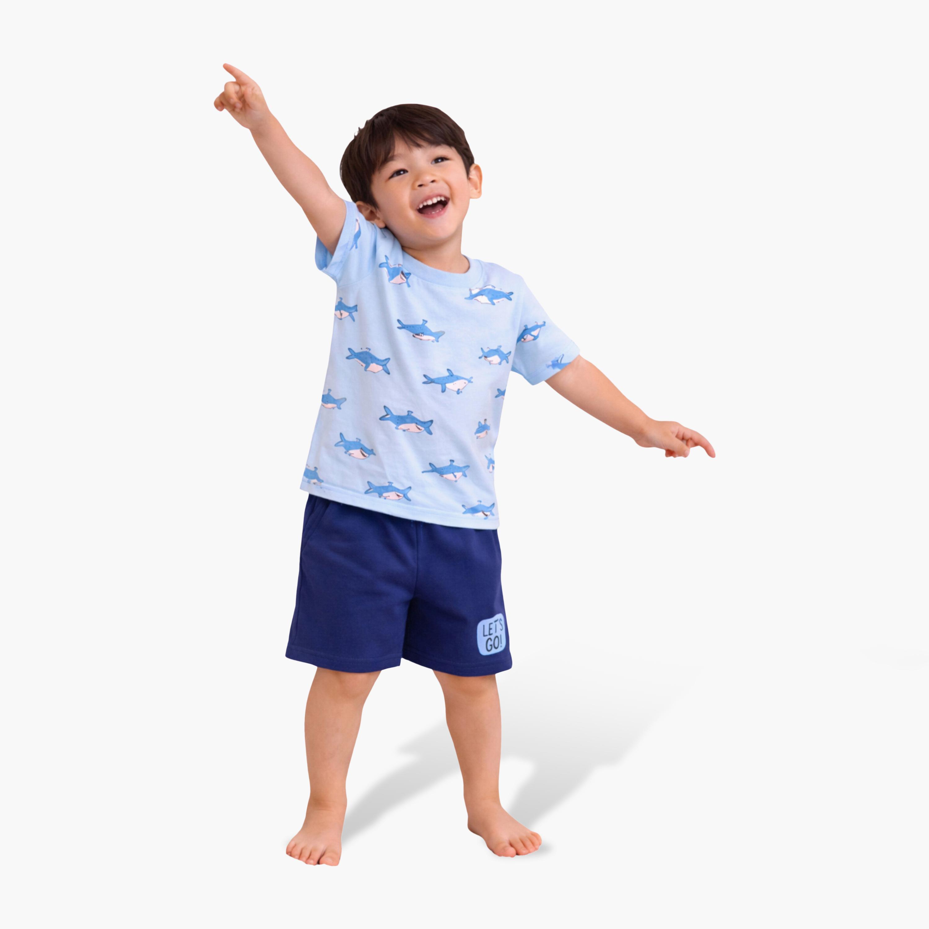 طقم تي شيرت قطني وشورت بطبعة سمكة قرش من فيكتور آند جين-boys-clothing-setsandcoords-image-1