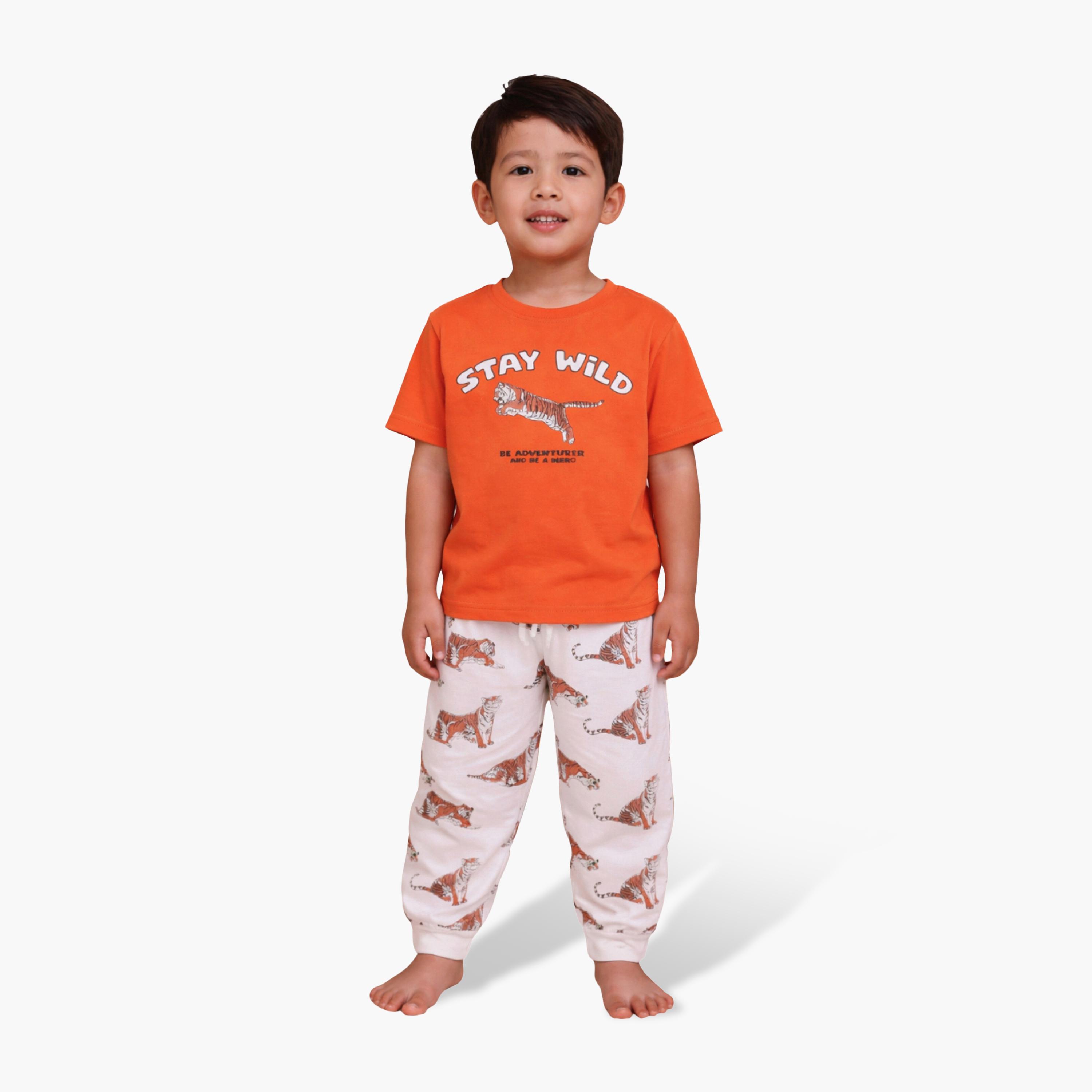 طقم تي شيرت قطني وبيجامة بطبعة نمر "Stay Wild" من فيكتور آند جين-boys-clothing-nightwear-image-1