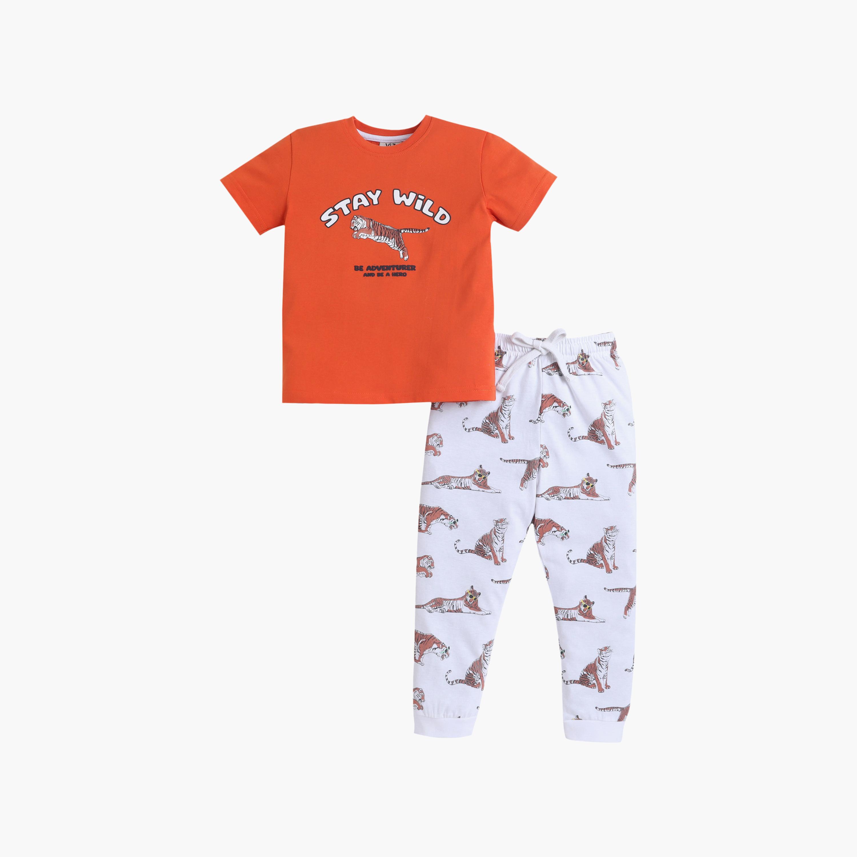 طقم تي شيرت قطني وبيجامة بطبعة نمر "Stay Wild" من فيكتور آند جين-boys-clothing-nightwear-image-2