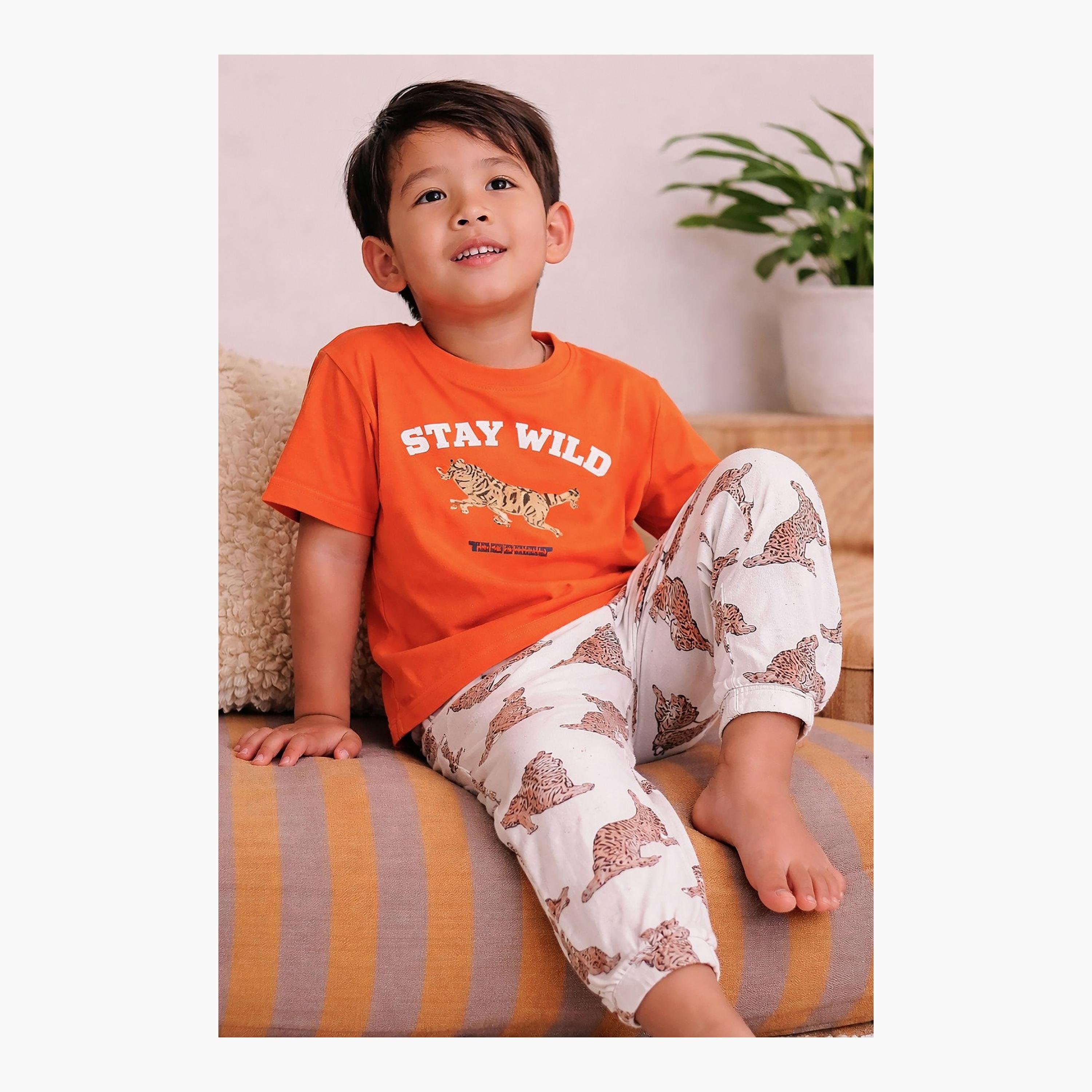 طقم تي شيرت قطني وبيجامة بطبعة نمر "Stay Wild" من فيكتور آند جين-boys-clothing-nightwear-image-5