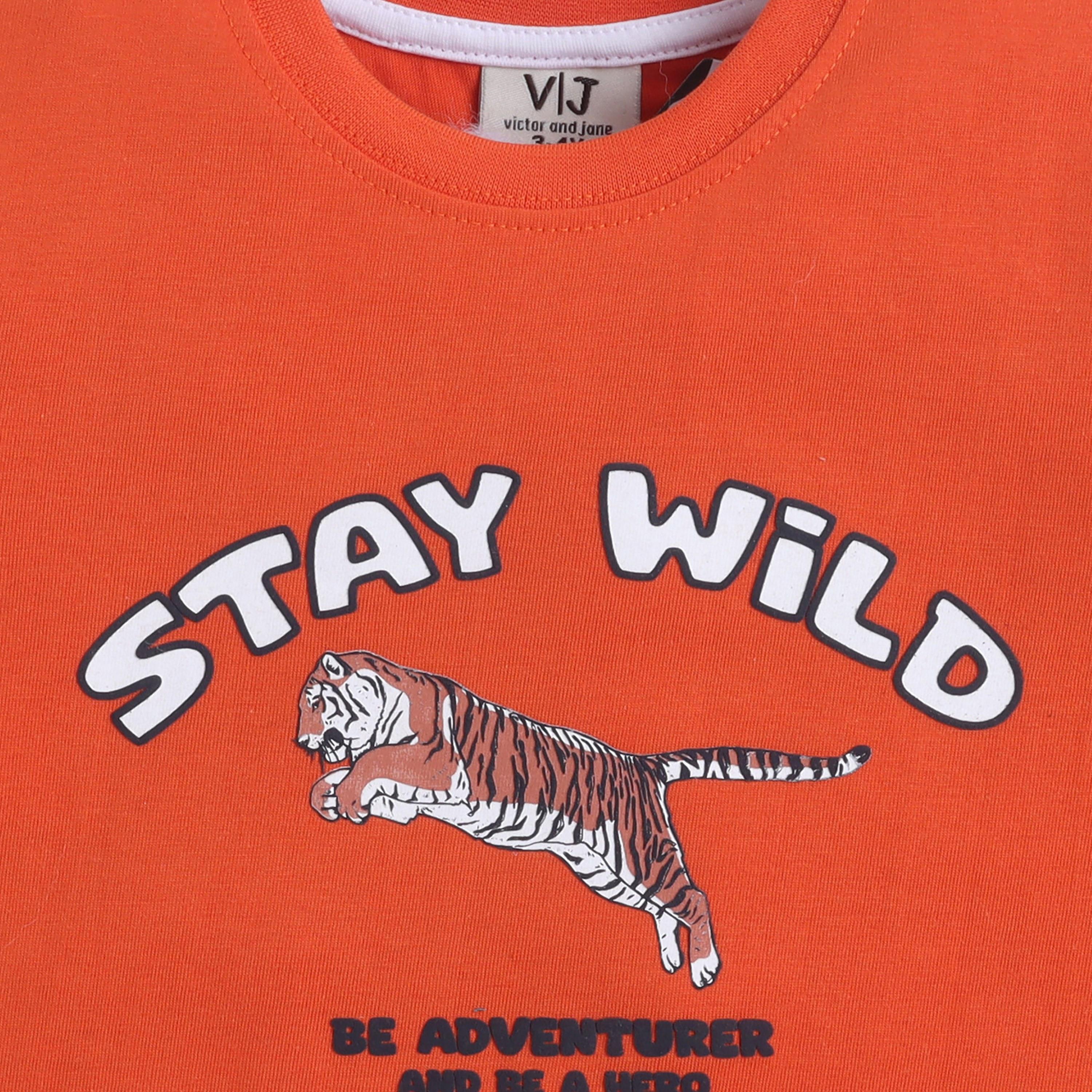 طقم تي شيرت قطني وبيجامة بطبعة نمر "Stay Wild" من فيكتور آند جين-boys-clothing-nightwear-image-6