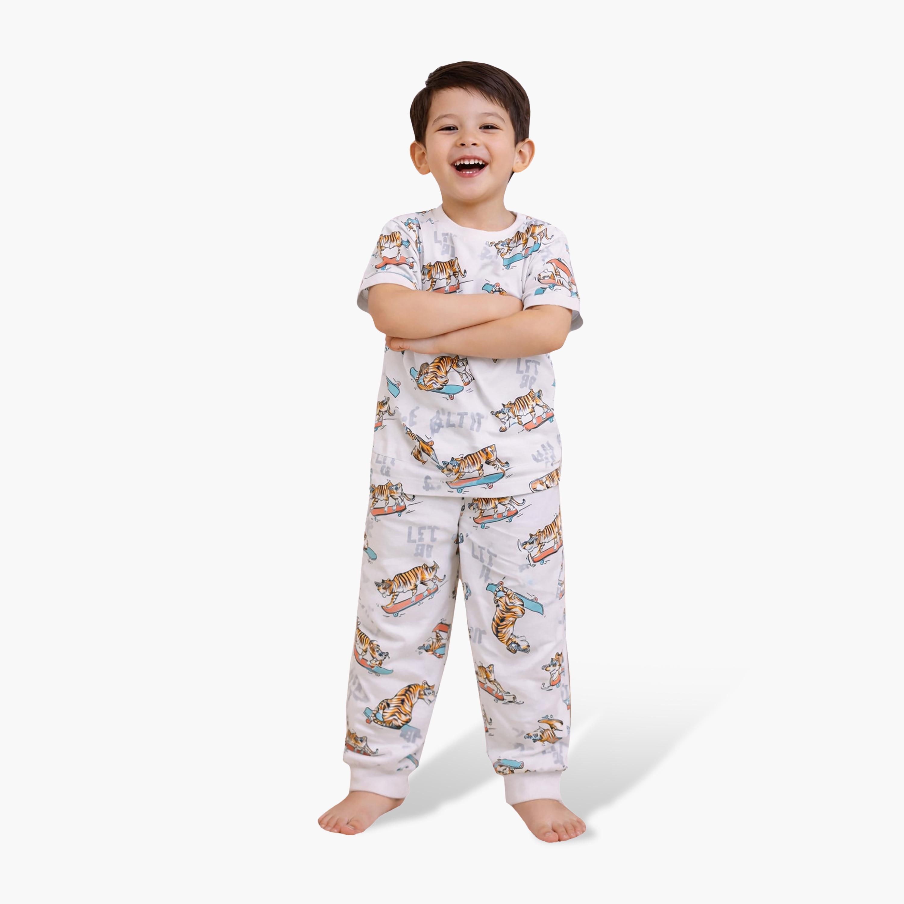 طقم تي شيرت قطني وبيجامة بطبعة حيوانات مرحة من فيكتور آند جين-boys-clothing-nightwear-image-1