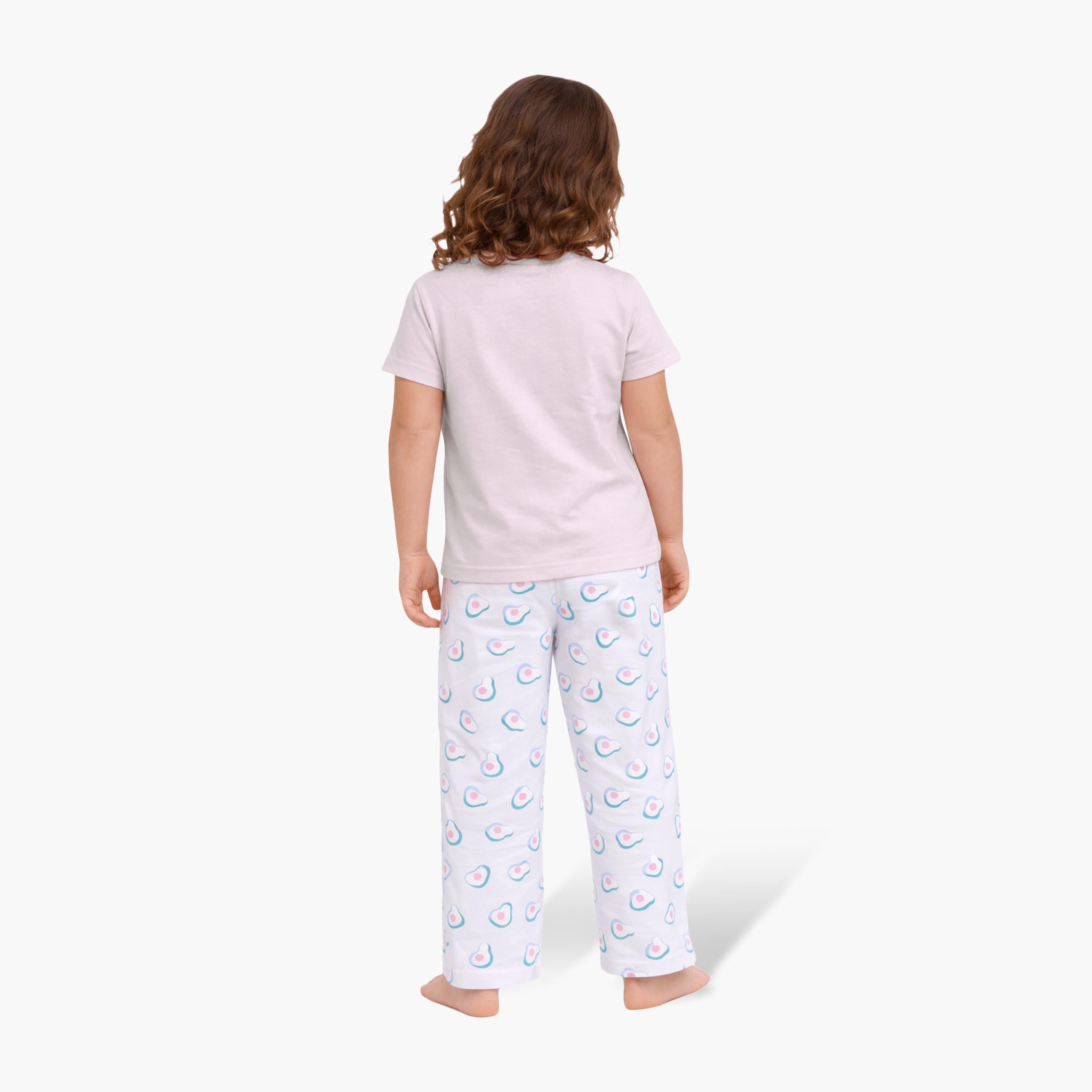طقم تيشيرت قطن بأكمام نصفية بطبعة أفوكادو وبنطال بيجاما للنوم من فيكتور أند جين-baby-girls-clothing-nightwear-pyjamasets-image-2