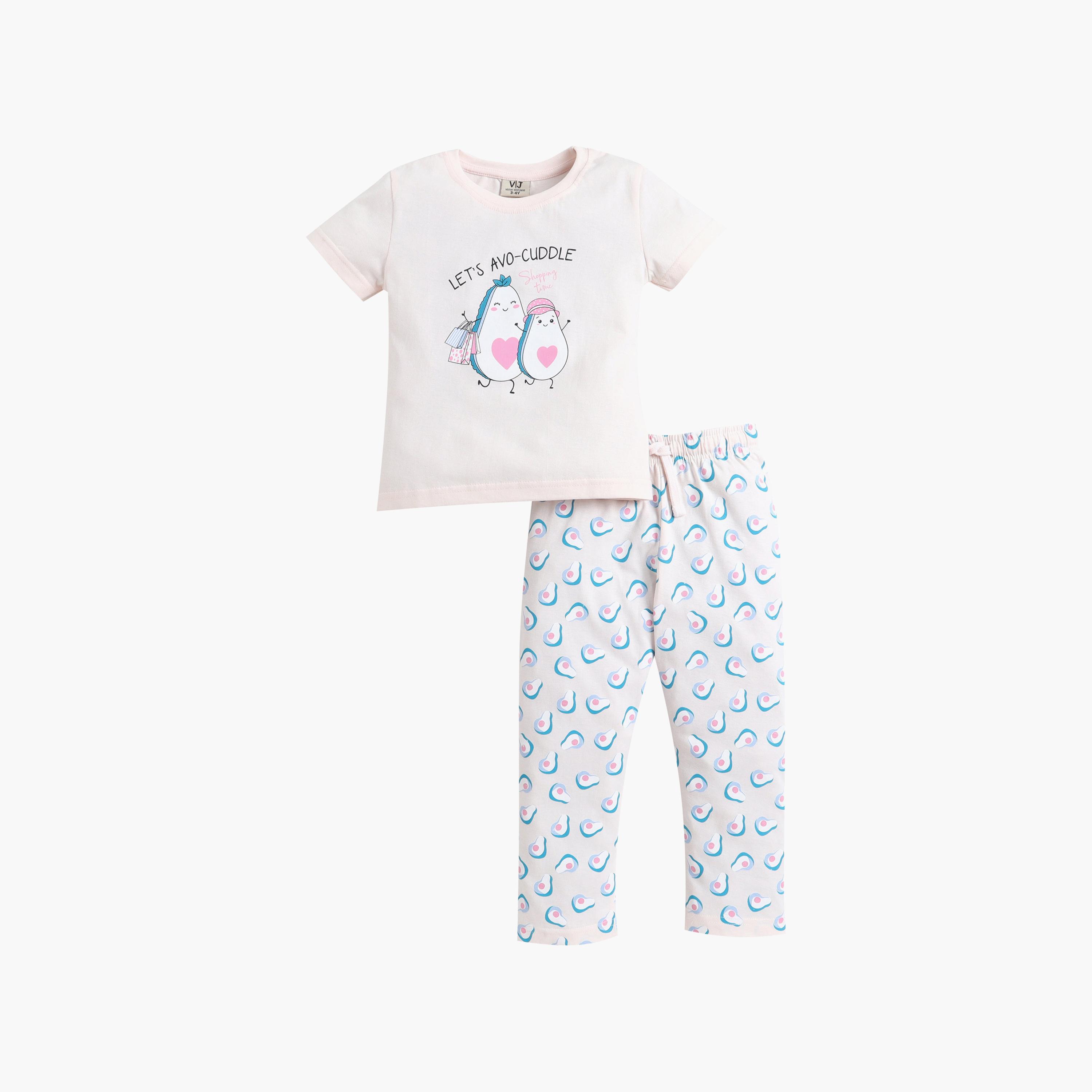 طقم تيشيرت قطن بأكمام نصفية بطبعة أفوكادو وبنطال بيجاما للنوم من فيكتور أند جين-baby-girls-clothing-nightwear-pyjamasets-image-4