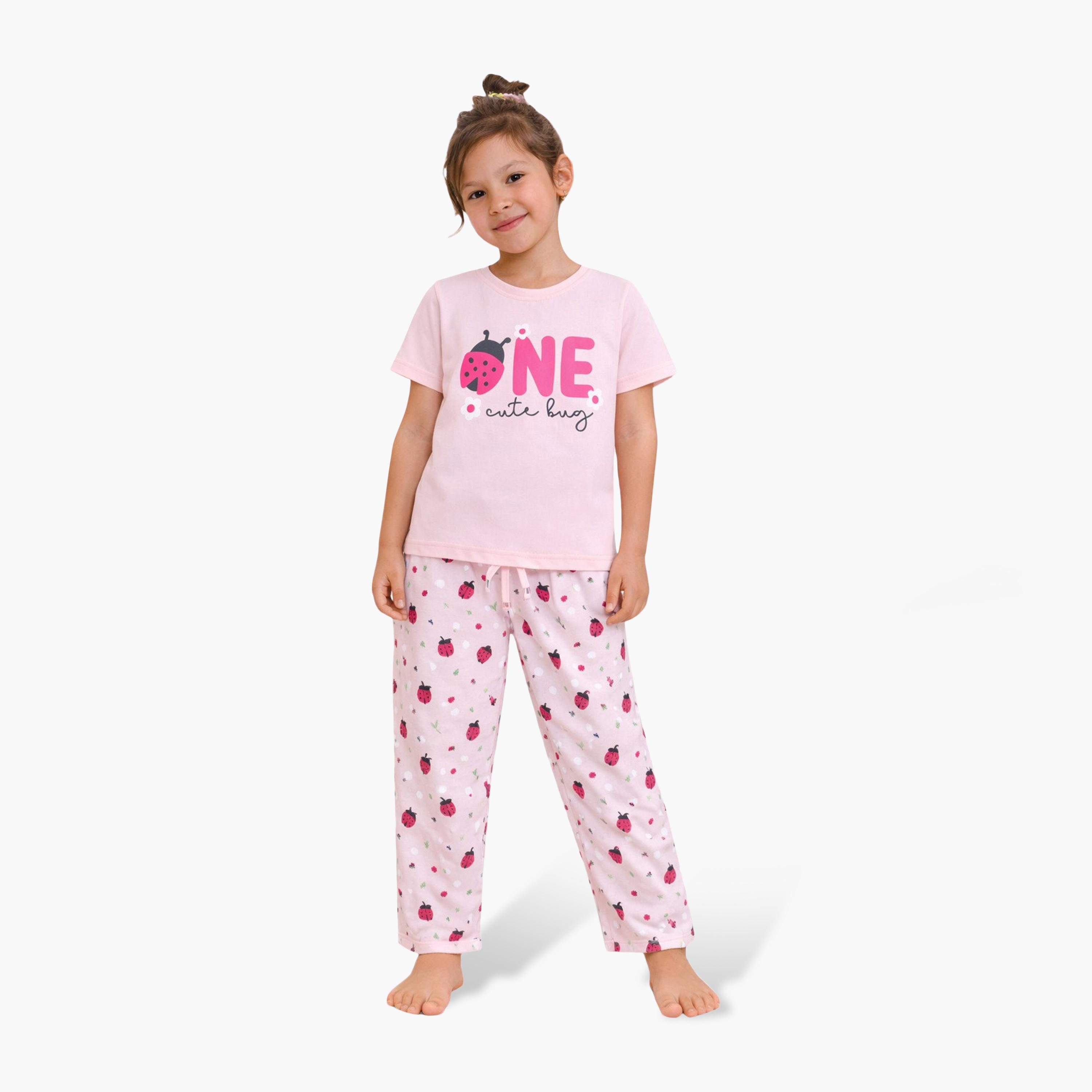 طقم تي شيرت قطني وبيجامة بطبعة كلمة "ONE" من فيكتور آند جين-baby-girls-clothing-setsandcoords-image-1