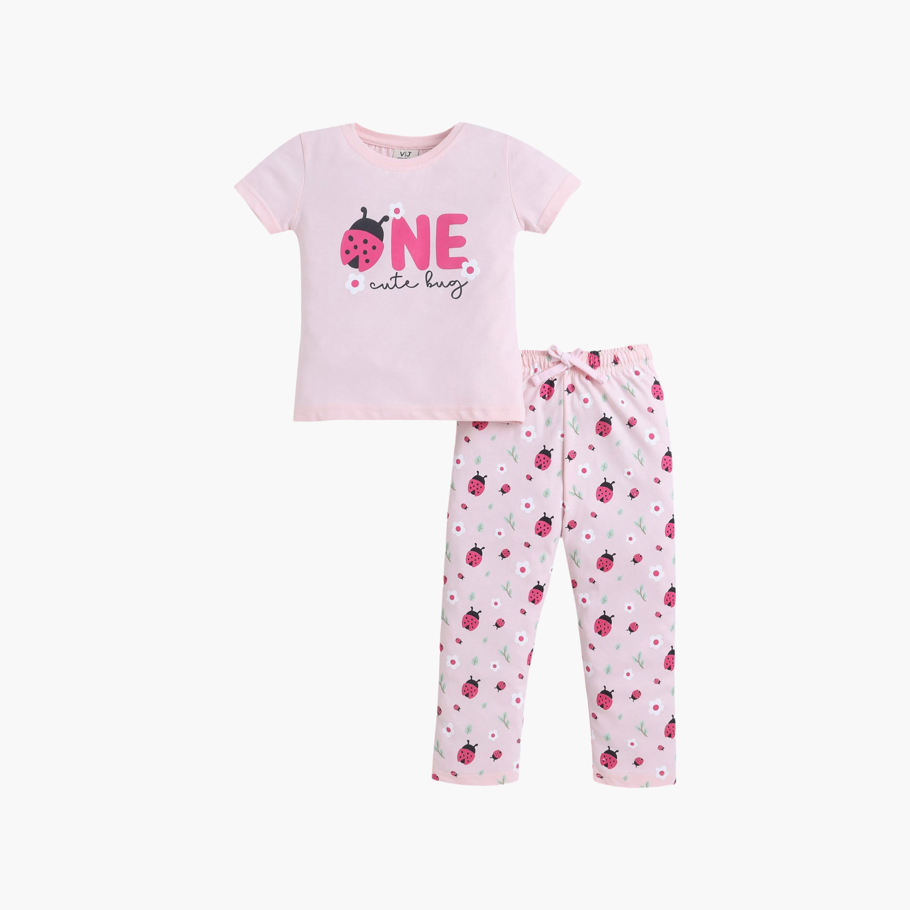 طقم تي شيرت قطني وبيجامة بطبعة كلمة "ONE" من فيكتور آند جين-baby-girls-clothing-setsandcoords-image-2