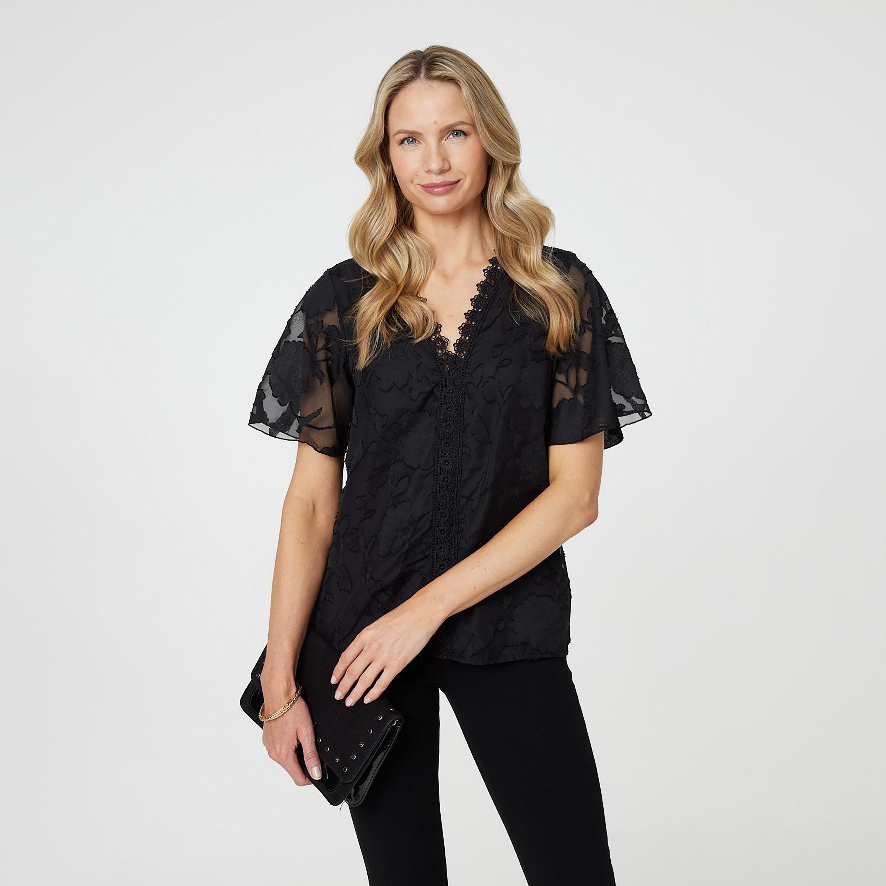 بلوزة نسائية بأكمام "فلاتر" وقماش "جاكار" بنقشة الزهور من إيزابيل لندن-women-clothing-shirtsandblouses-blouses-image-1