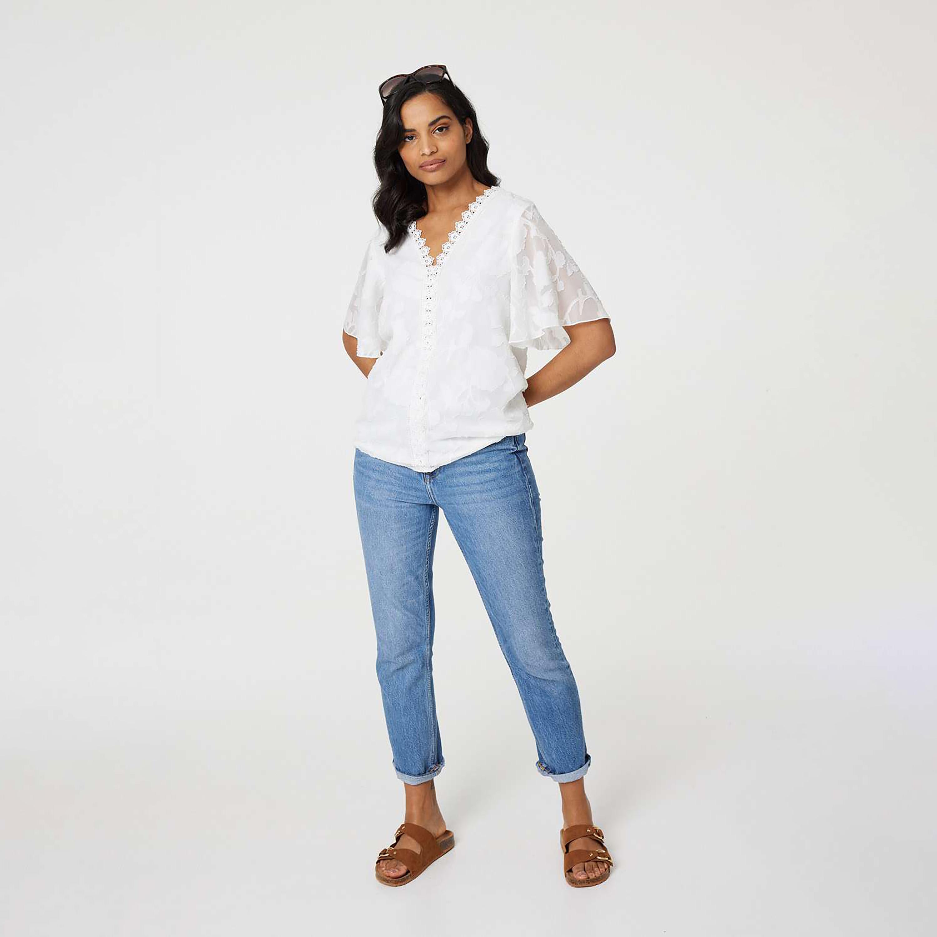 بلوزة نسائية بأكمام "فلاتر" وقماش "جاكار" بنقشة الزهور من إيزابيل لندن-women-clothing-shirtsandblouses-blouses-image-6